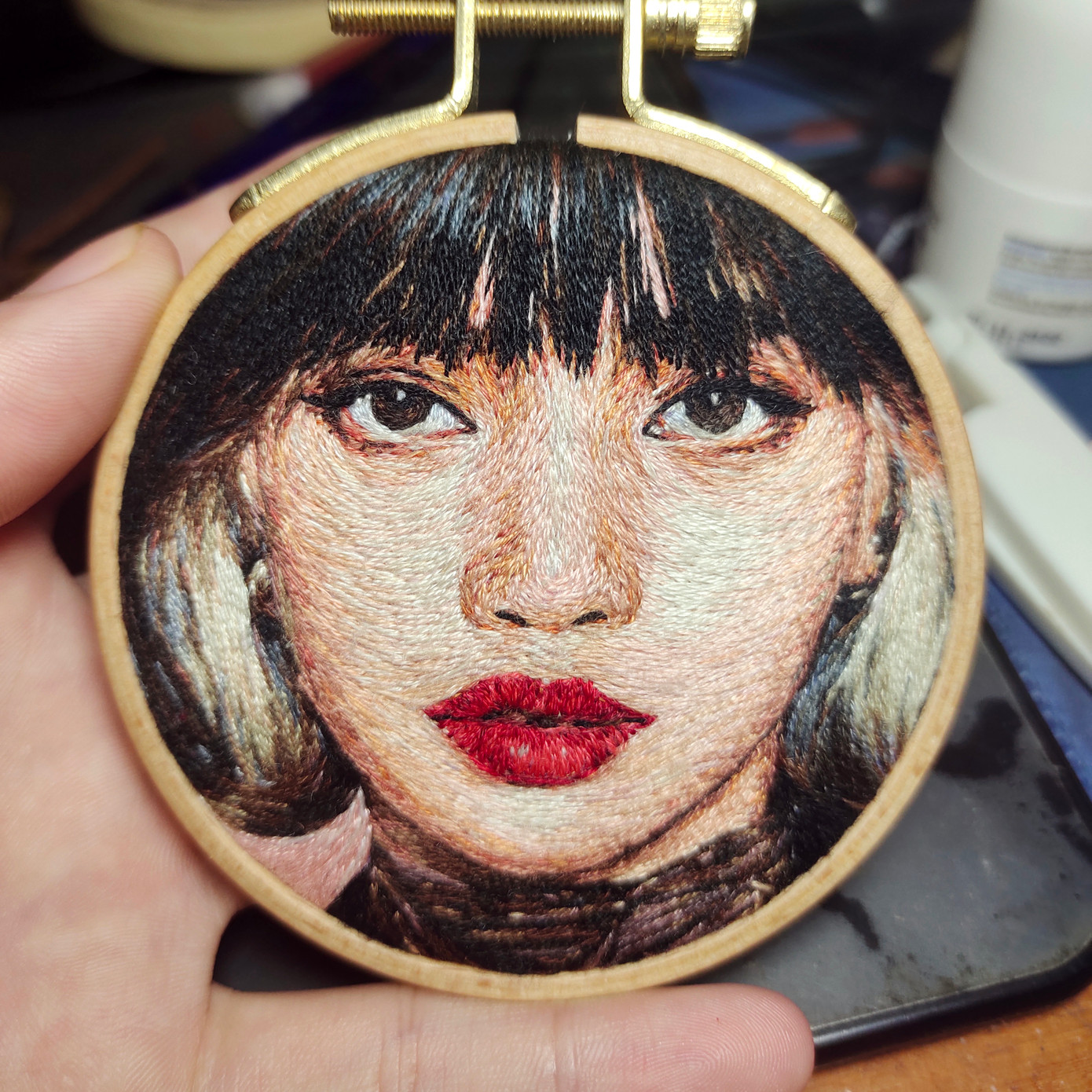 Tranh thêu hình chân dung Lisa (BLACKPINK)của Nhật Khiêm.