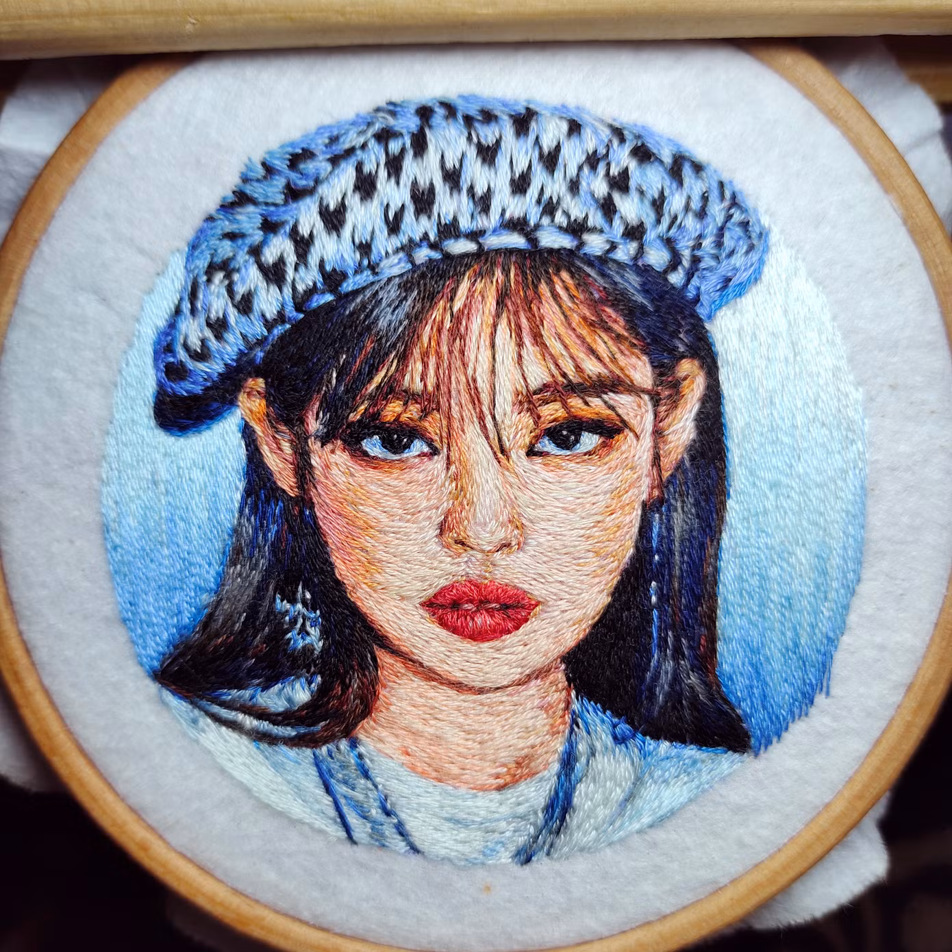 Gen Z tạo hình tranh thêu tay nhóm nhạc BLACKPINK, nhân vật hoạt hình Ghibli đẹp ngỡ ngàng ảnh 2 Gen Z tạo hình tranh thêu tay nhóm nhạc BLACKPINK, nhân vật hoạt hình Ghibli đẹp ngỡ ngàng ảnh 2