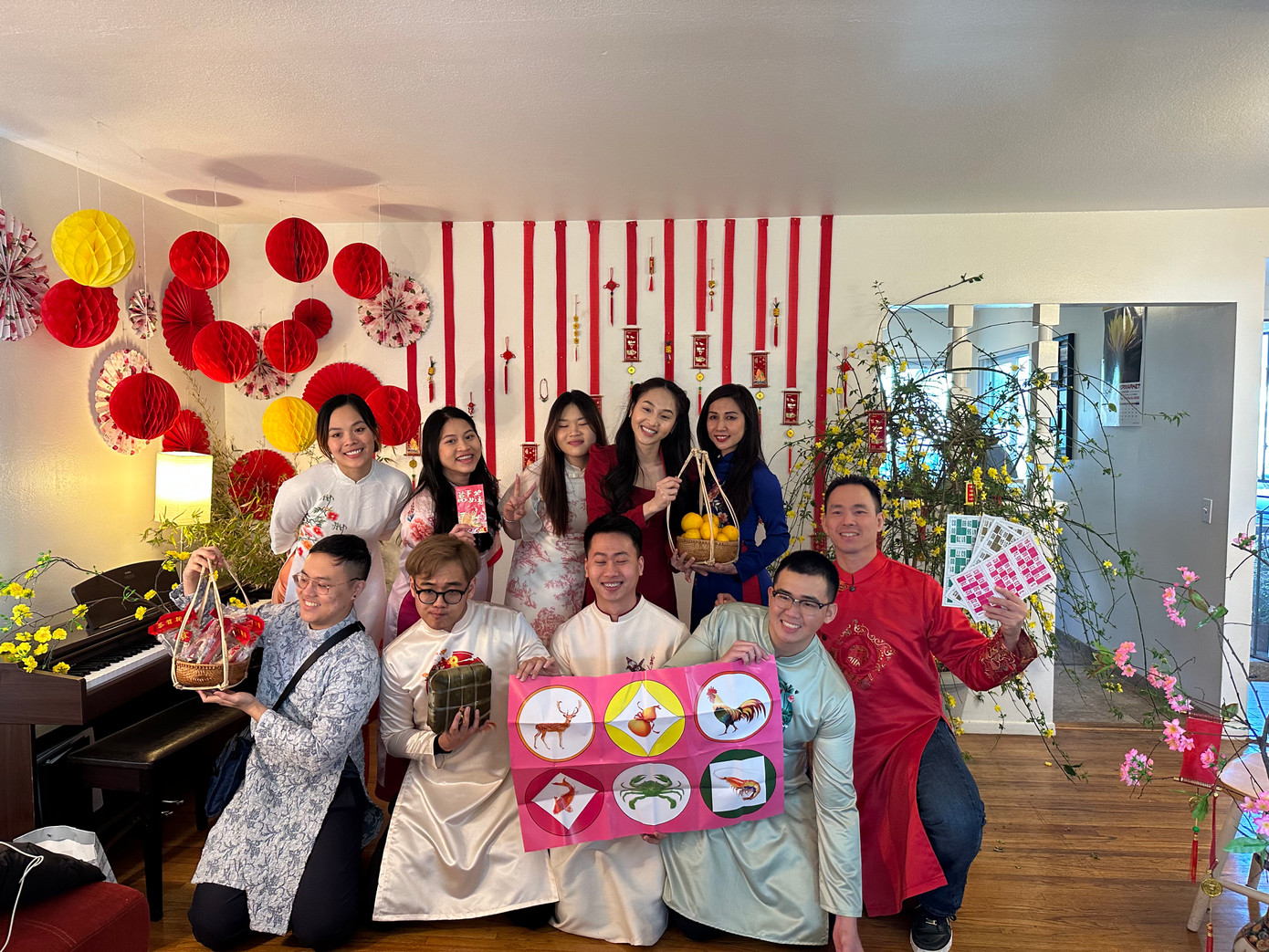 Nguyên Hà (hàng đầu, thứ hai, từ trái sang) cùng các bạn du học sinh đón Tết truyền thống nơi đất khách.