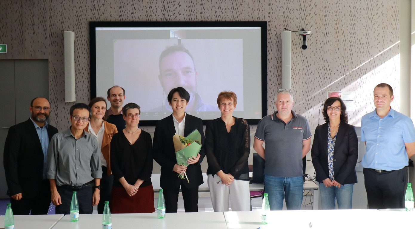 Minh Nhật và các thầy cô tại trường trong ngày bảo vệ luận án tiến sĩ.