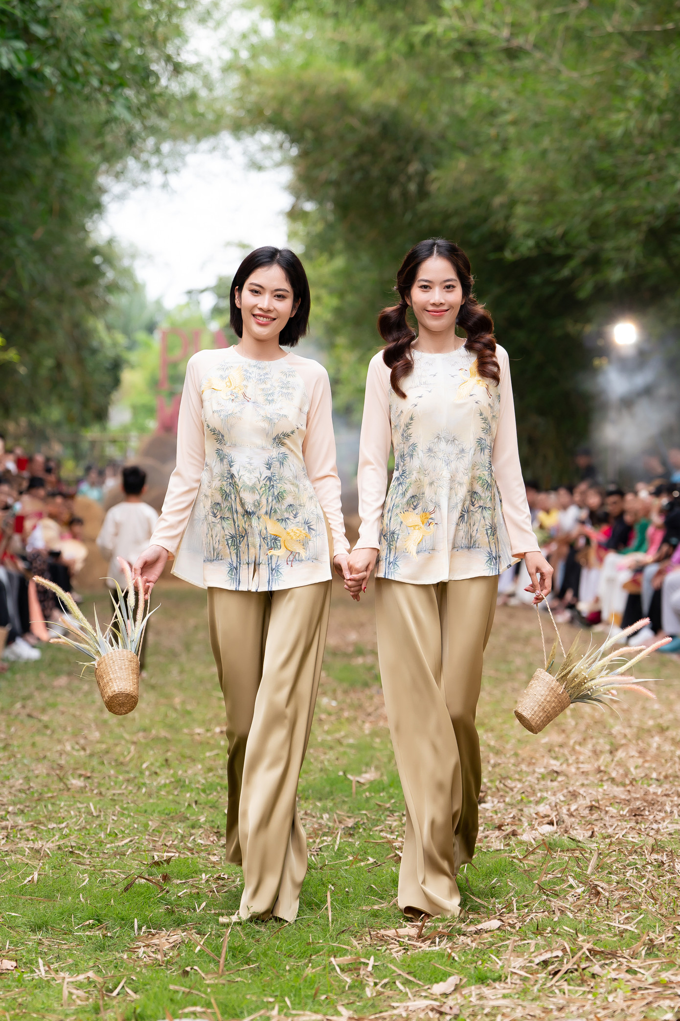 Ngoài Việt Trinh, bộ sưu tập này còn có phần trình diễn của cặp sinh đôi Nam Anh - Nam Em. Đây là lần hiếm hoi hai chị em này biểu diễn cùng nhau trong thời gian gần đây. Ngoài Việt Trinh, bộ sưu tập này còn có phần trình diễn của cặp sinh đôi Nam Anh - Nam Em. Đây là lần hiếm hoi hai chị em này biểu diễn cùng nhau trong thời gian gần đây.