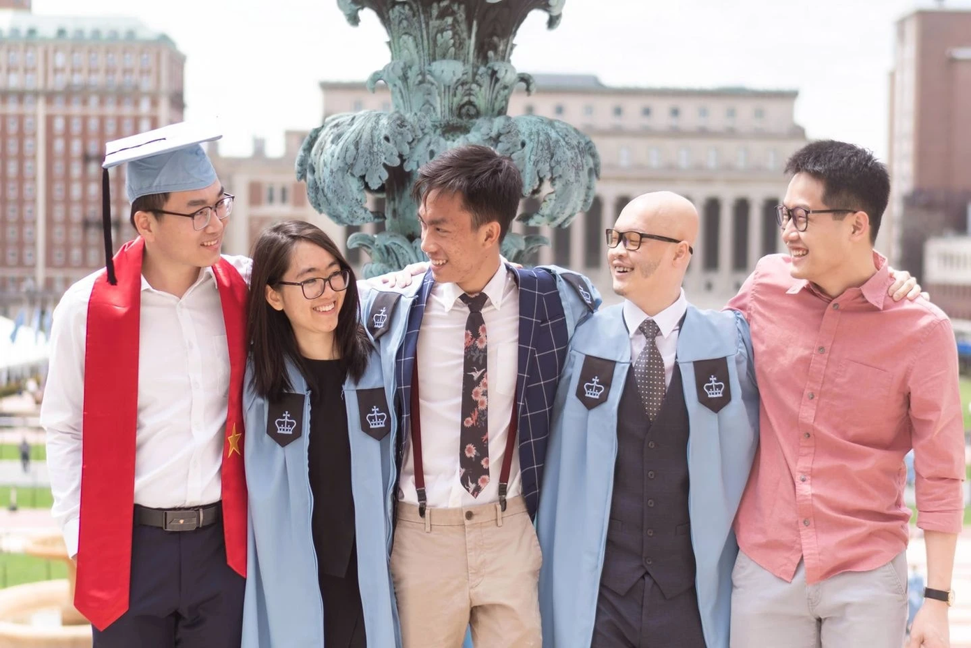 Nhật Thạnh (ngoài cùng, bên trái) và những người bạn. Nhật Thạnh (ngoài cùng, bên trái) và những người bạn.