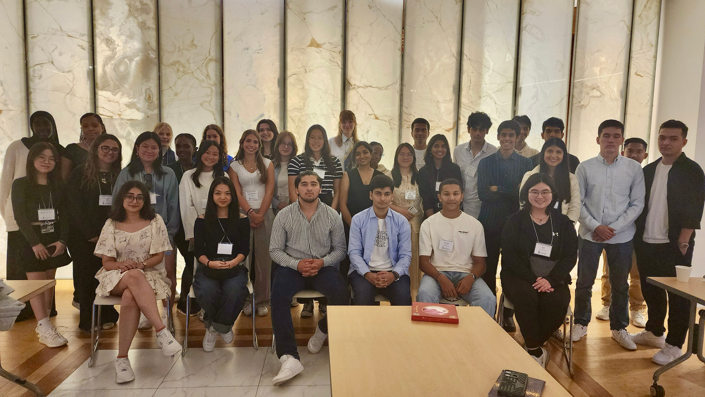 Anh Thư (ngoài cùng bên trái, hàng thứ hai) cùng các bạn sinh viên nhận học bổng Lester B. Pearson năm 2024. Anh Thư (ngoài cùng bên trái, hàng thứ hai) cùng các bạn sinh viên nhận học bổng Lester B. Pearson năm 2024.