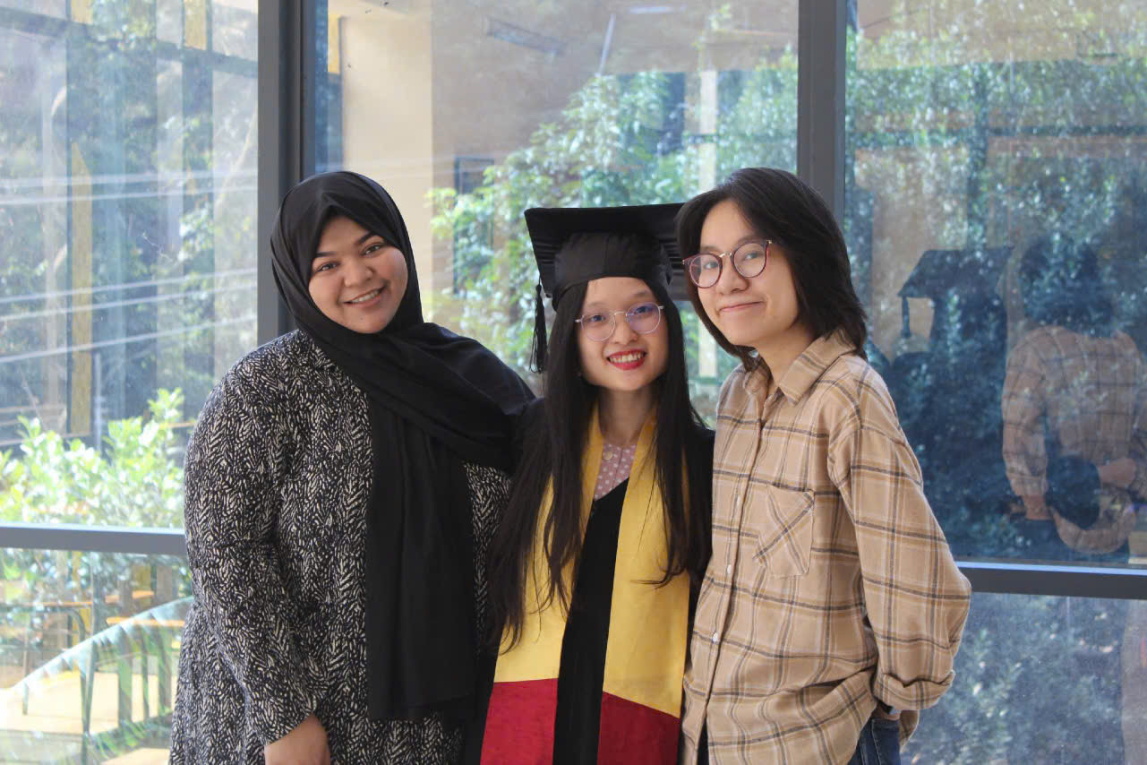 Quỳnh Mây (đứng giữa) từng tốt nghiệp cử nhân tại trường ĐH Asian University for Women.