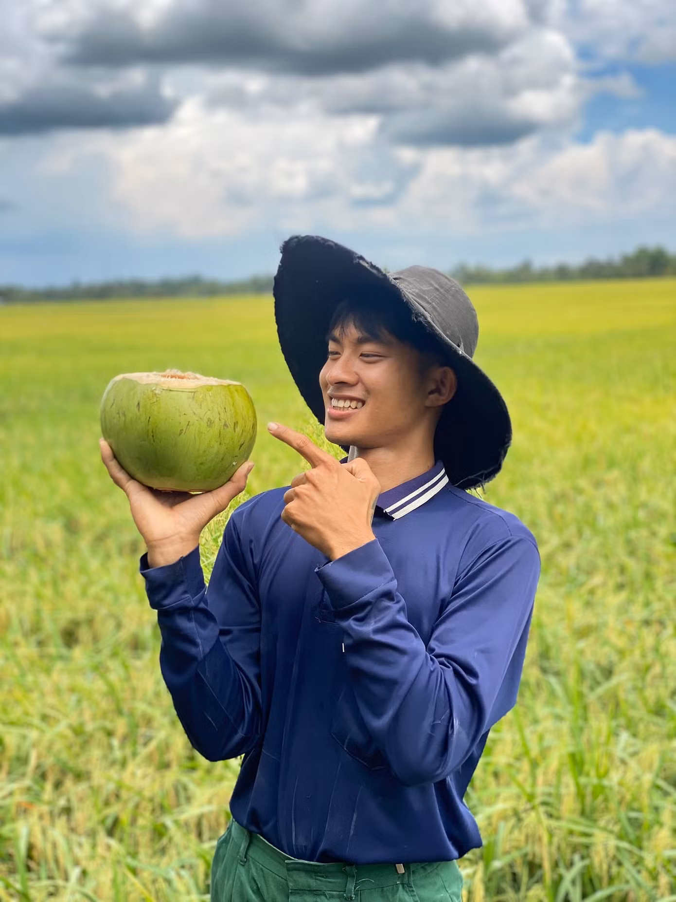 Lê Tuấn Khang vẫn giữ phong cách ăn mặc bình dị, dù nổi tiếng (Ảnh: Facebook nhân vật) Lê Tuấn Khang vẫn giữ phong cách ăn mặc bình dị, dù nổi tiếng (Ảnh: Facebook nhân vật)