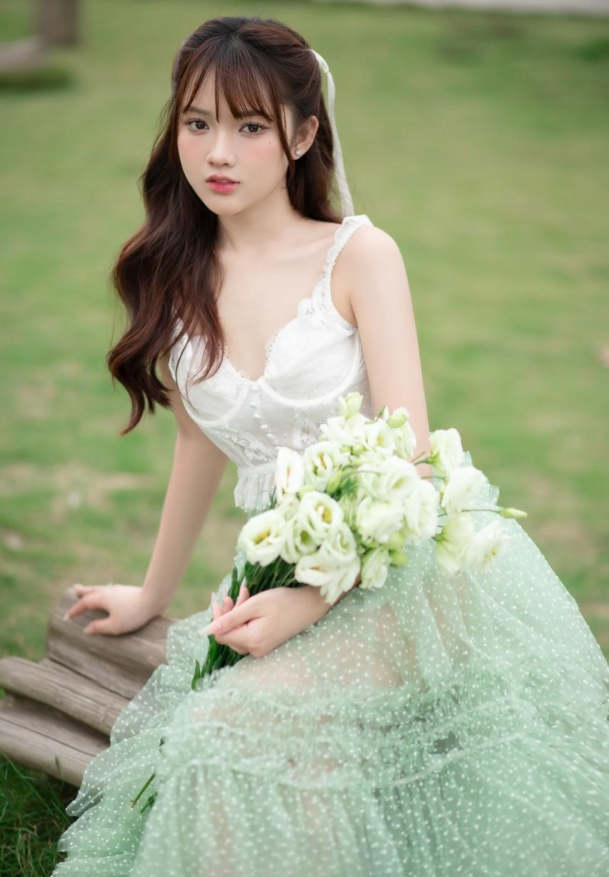 Gương mặt khả ái là điểm thu hút của cô giáo trẻ Hồng Nhung. Gương mặt khả ái là điểm thu hút của cô giáo trẻ Hồng Nhung.