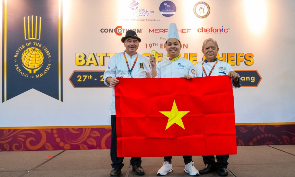 Nguyễn Hữu Thiên Ân (giữa) nhận giải thưởng tại cuộc thi Battle of the chefs 2024. Nguyễn Hữu Thiên Ân (giữa) nhận giải thưởng tại cuộc thi Battle of the chefs 2024.