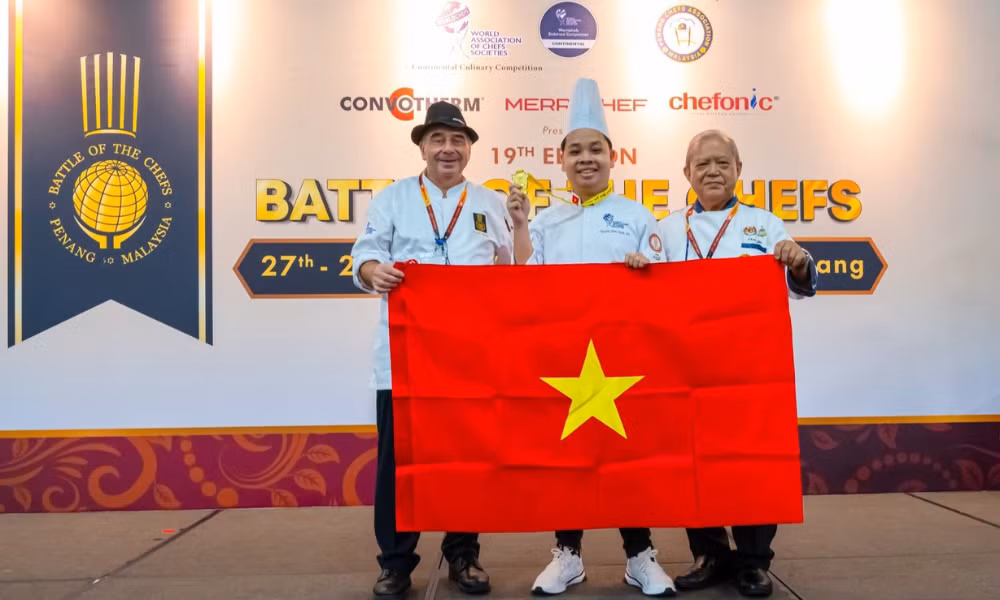 Nguyễn Hữu Thiên Ân (giữa) nhận giải thưởng tại cuộc thi Battle of the chefs 2024.
