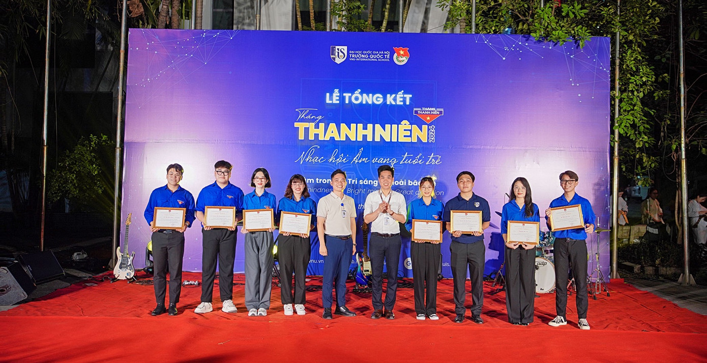Anh Khoa (thứ 2, từ trái sang) trong buổi lễ Tổng kết Tháng Thanh niên năm 2024. Anh Khoa (thứ 2, từ trái sang) trong buổi lễ Tổng kết Tháng Thanh niên năm 2024.