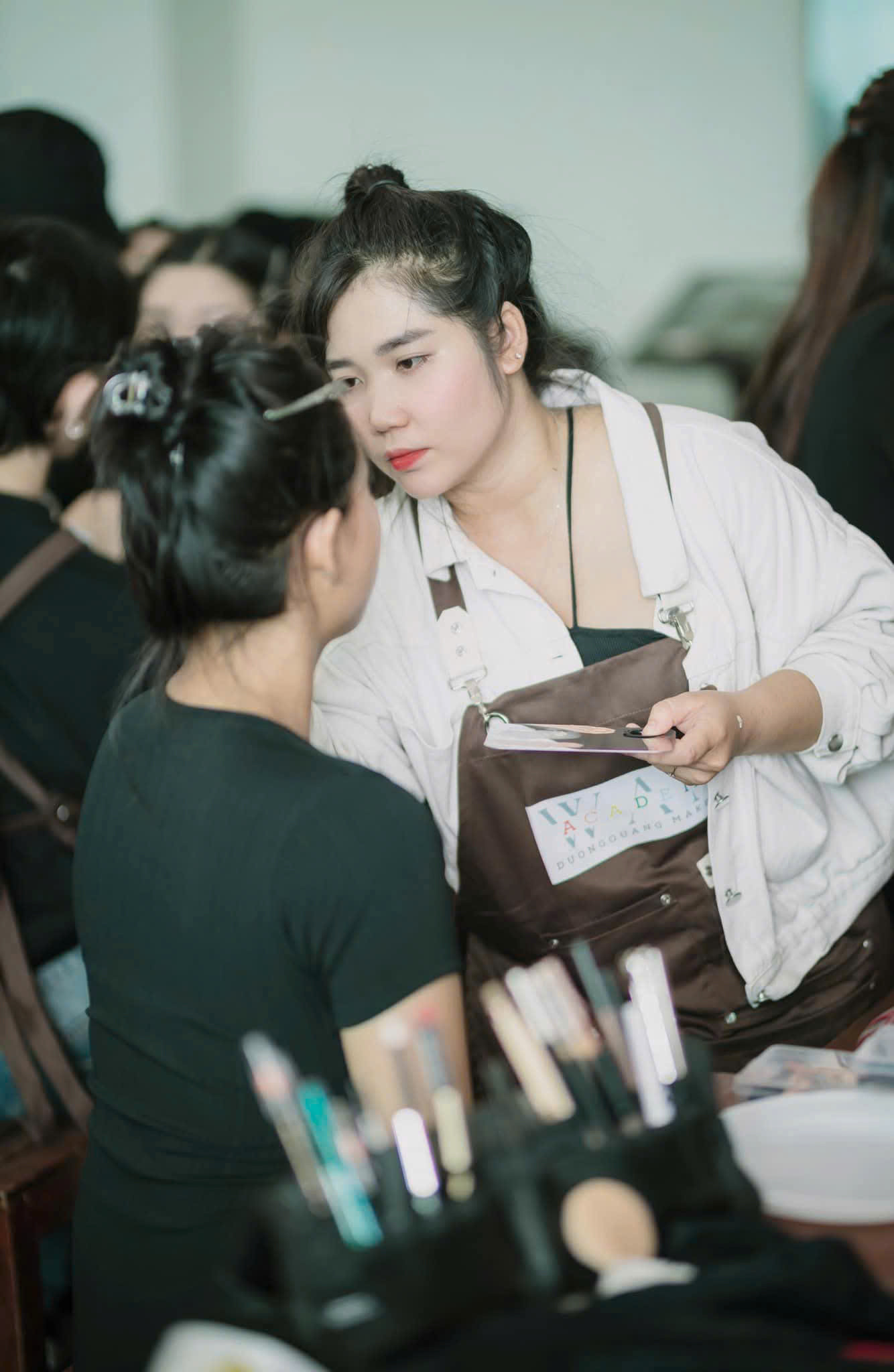 Người trẻ còn đầu tư chi phí thuê make-up để tạo kiểu tóc, gương mặt thêm xinh xắn, bắt trend theo ý thích.