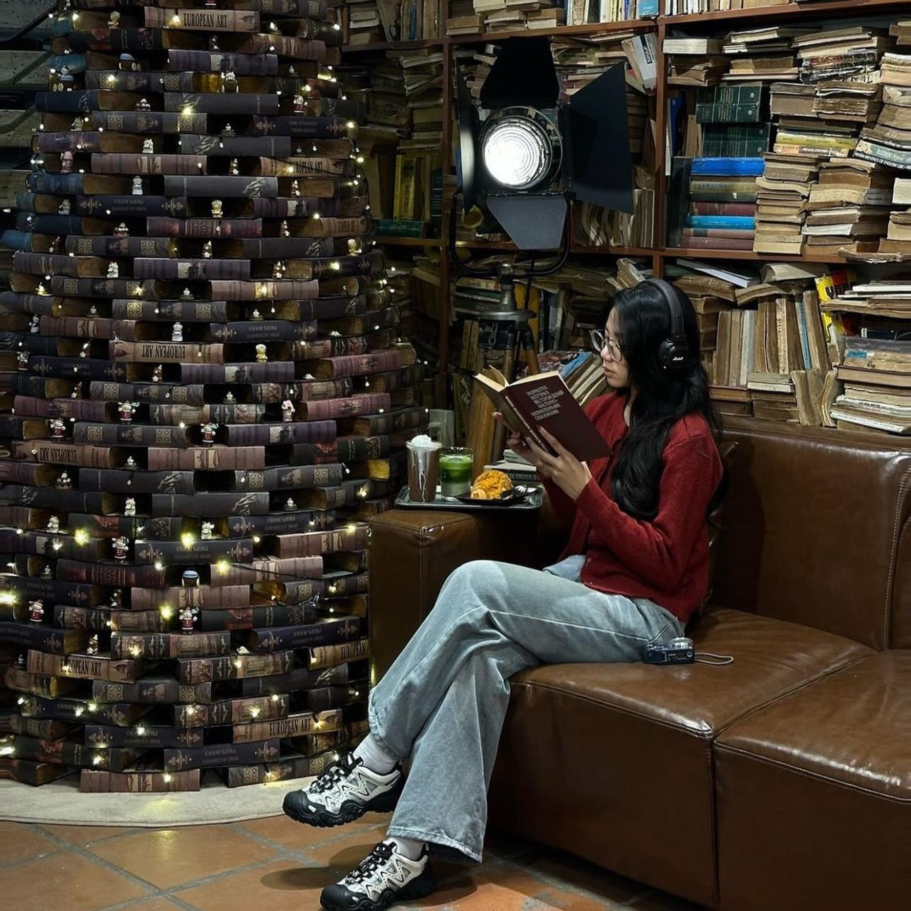 Nhiều quán trang trí sáng tạo với cây thông Noel xếp chồng lên nhau bằng những quyển sách, thu hút nhiều bạn trẻ.