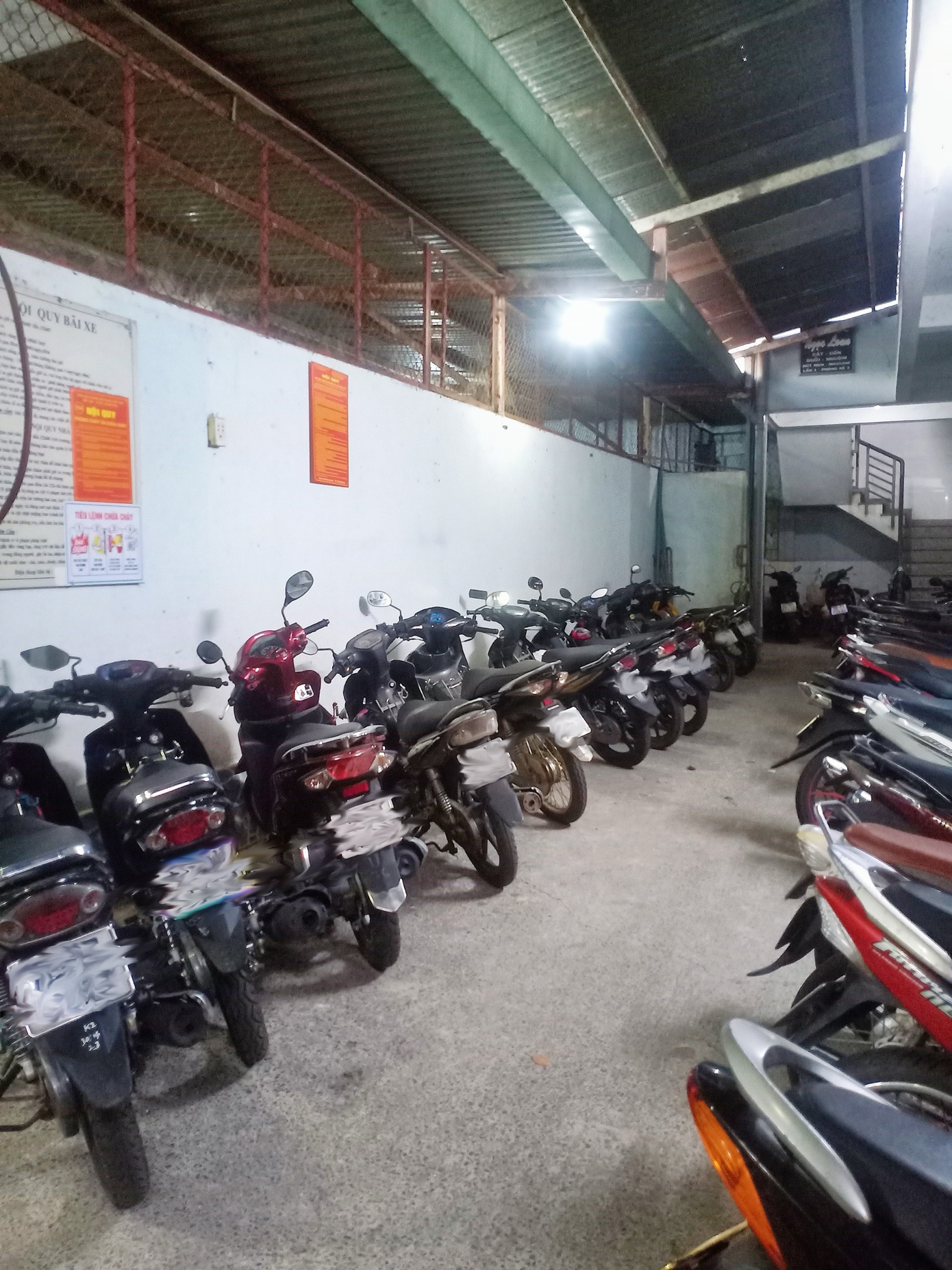 Với những bãi đậu xe chung tại các dãy trọ hay khu tập thể, các bạn cần quan sát khu để bình chữa cháy, lối thoát hiểm. Hãy dành thời gian đọc hết Nội quy PCCC niêm yết trong nhà xe. Với những bãi đậu xe chung tại các dãy trọ hay khu tập thể, các bạn cần quan sát khu để bình chữa cháy, lối thoát hiểm. Hãy dành thời gian đọc hết Nội quy PCCC niêm yết trong nhà xe.