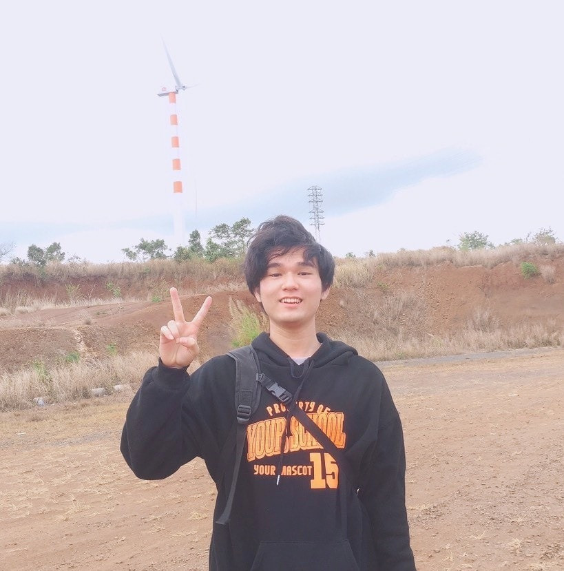 Nguyễn Nhật Khiêm - chủ nhân của những tác phẩm tranh thêu tay đẹp ngỡ ngàng.