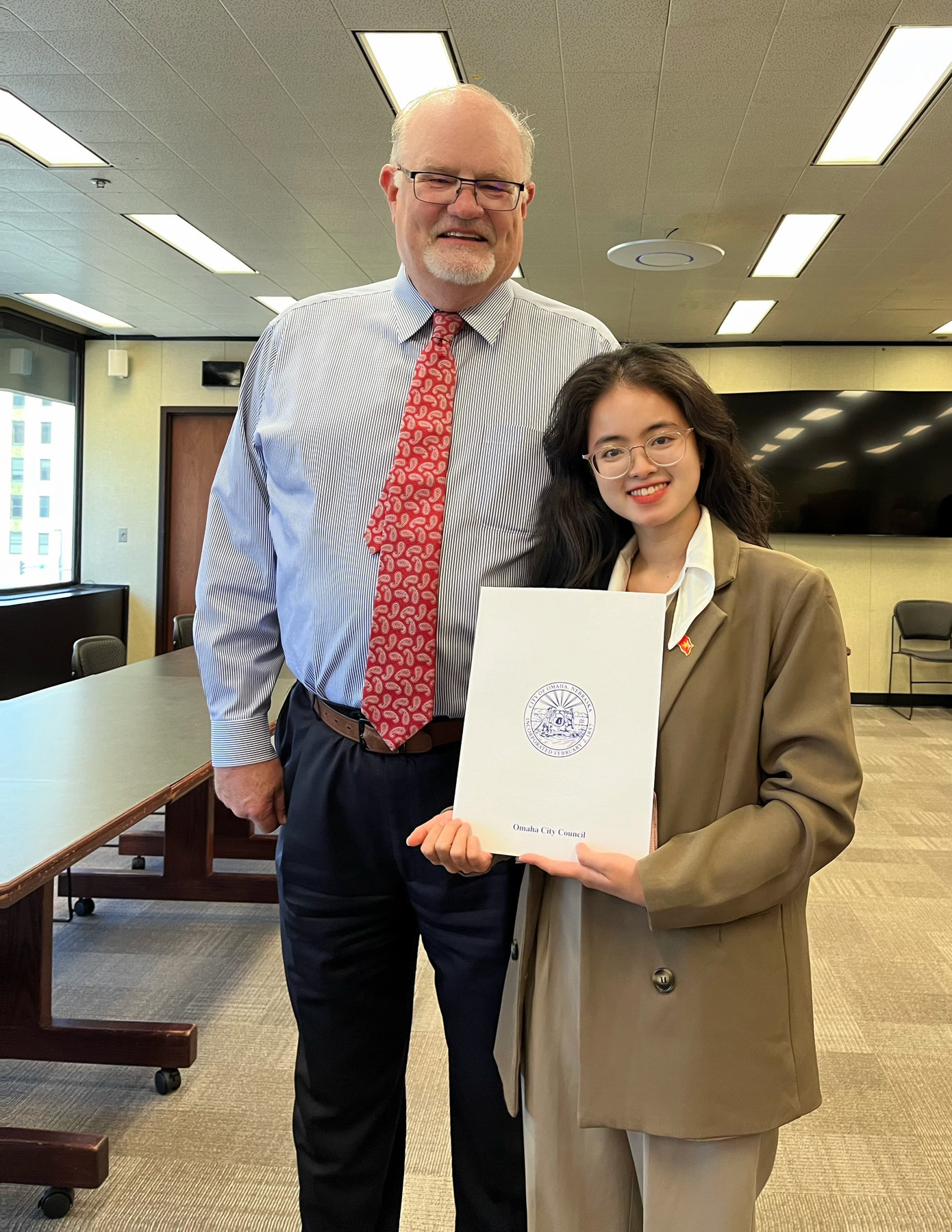 Cô nàng nhận giấy chứng nhận 'Công dân danh dự' tại thành phố Omaha. Cô nàng nhận giấy chứng nhận 'Công dân danh dự' tại thành phố Omaha.