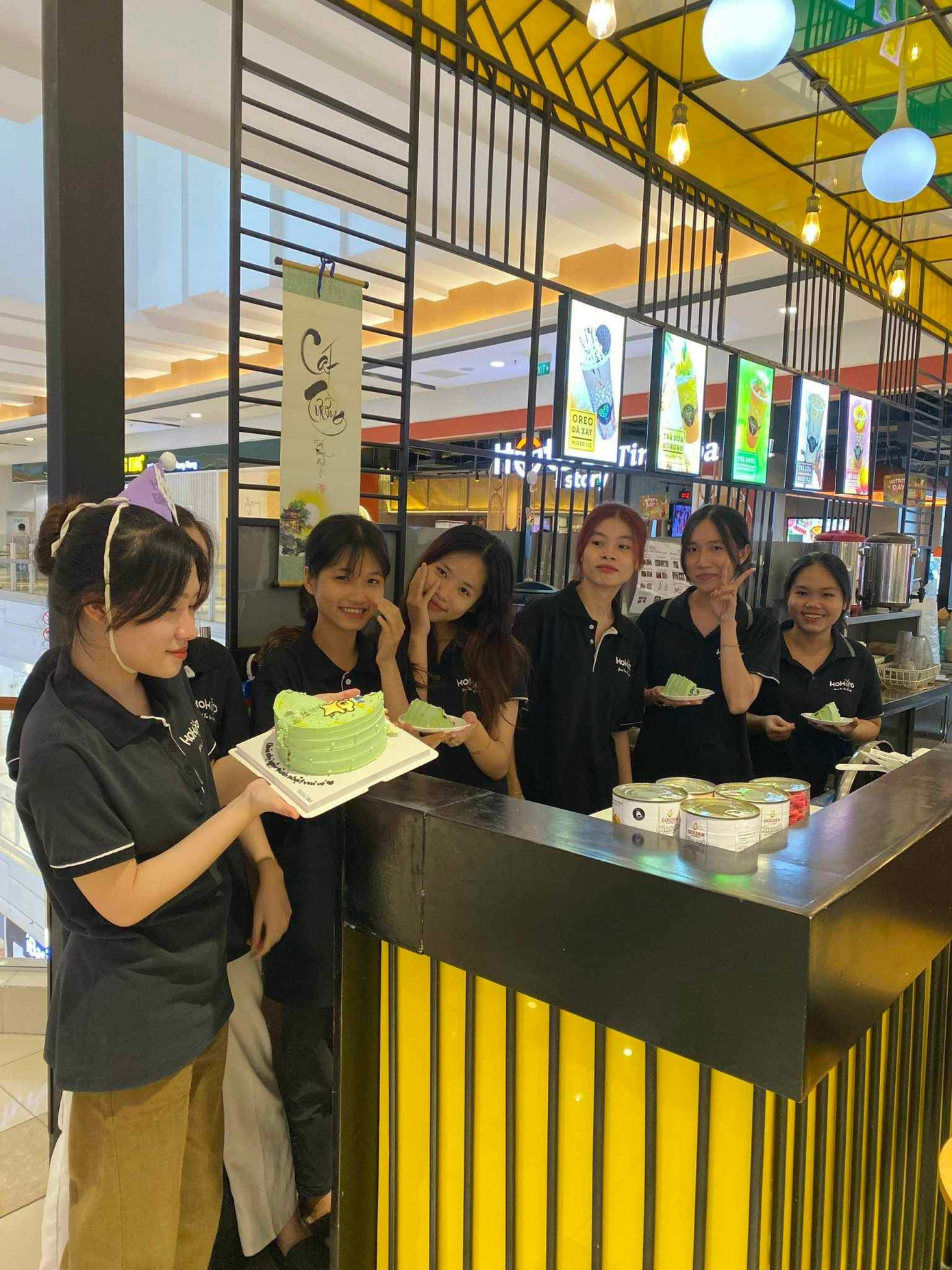 Mã Thị Nguyệt (thứ ba, từ trái sang) cùng các bạn nhân viên tại cửa hàng trà sữa. Mã Thị Nguyệt (thứ ba, từ trái sang) cùng các bạn nhân viên tại cửa hàng trà sữa.