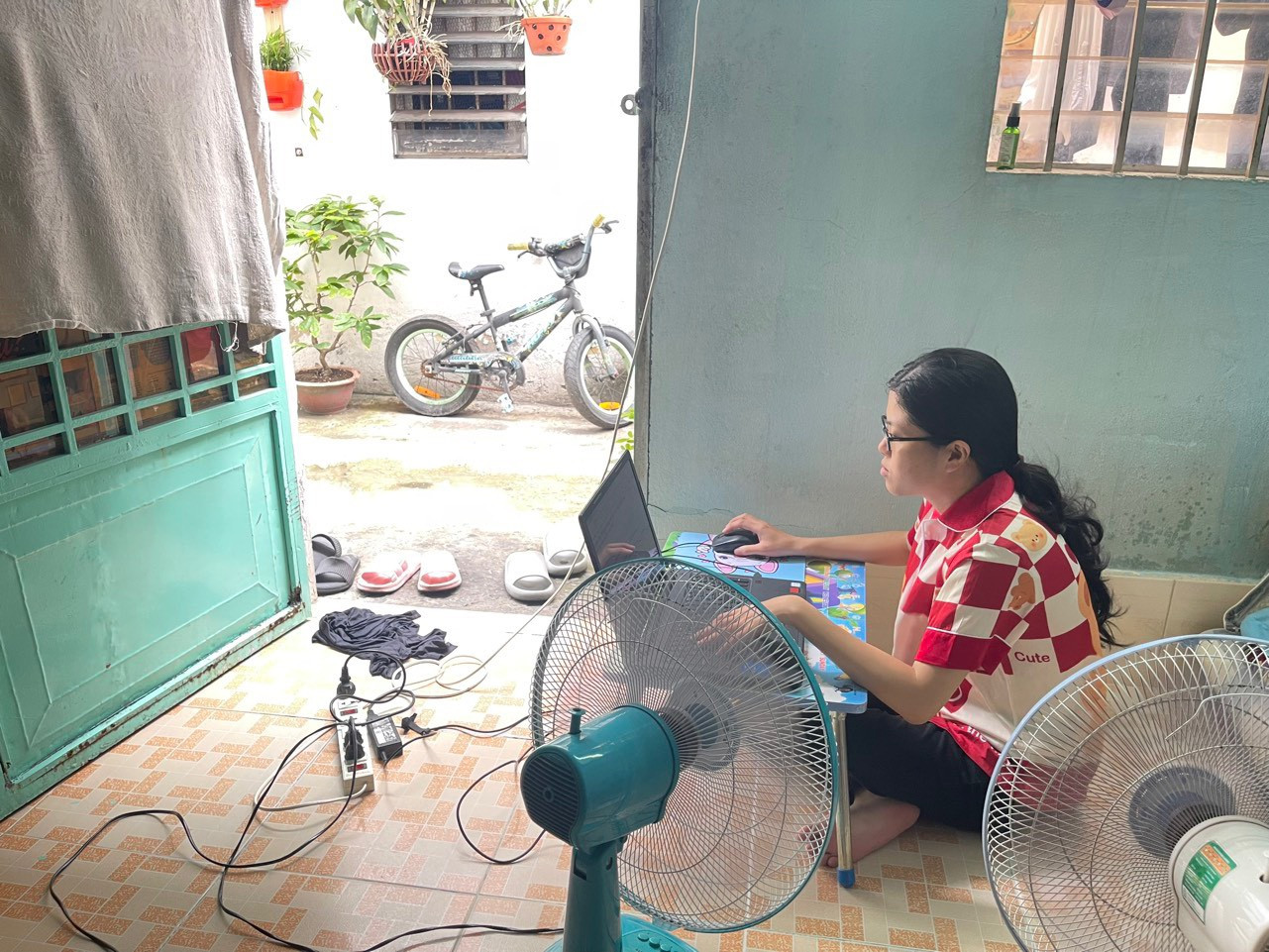 Với các thiết bị điện, các bạn không nên cắm sạc qua đêm, hoặc để sạc khi không có ngưởi ở nhà. (Ảnh minh họa) Với các thiết bị điện, các bạn không nên cắm sạc qua đêm, hoặc để sạc khi không có ngưởi ở nhà. (Ảnh minh họa)