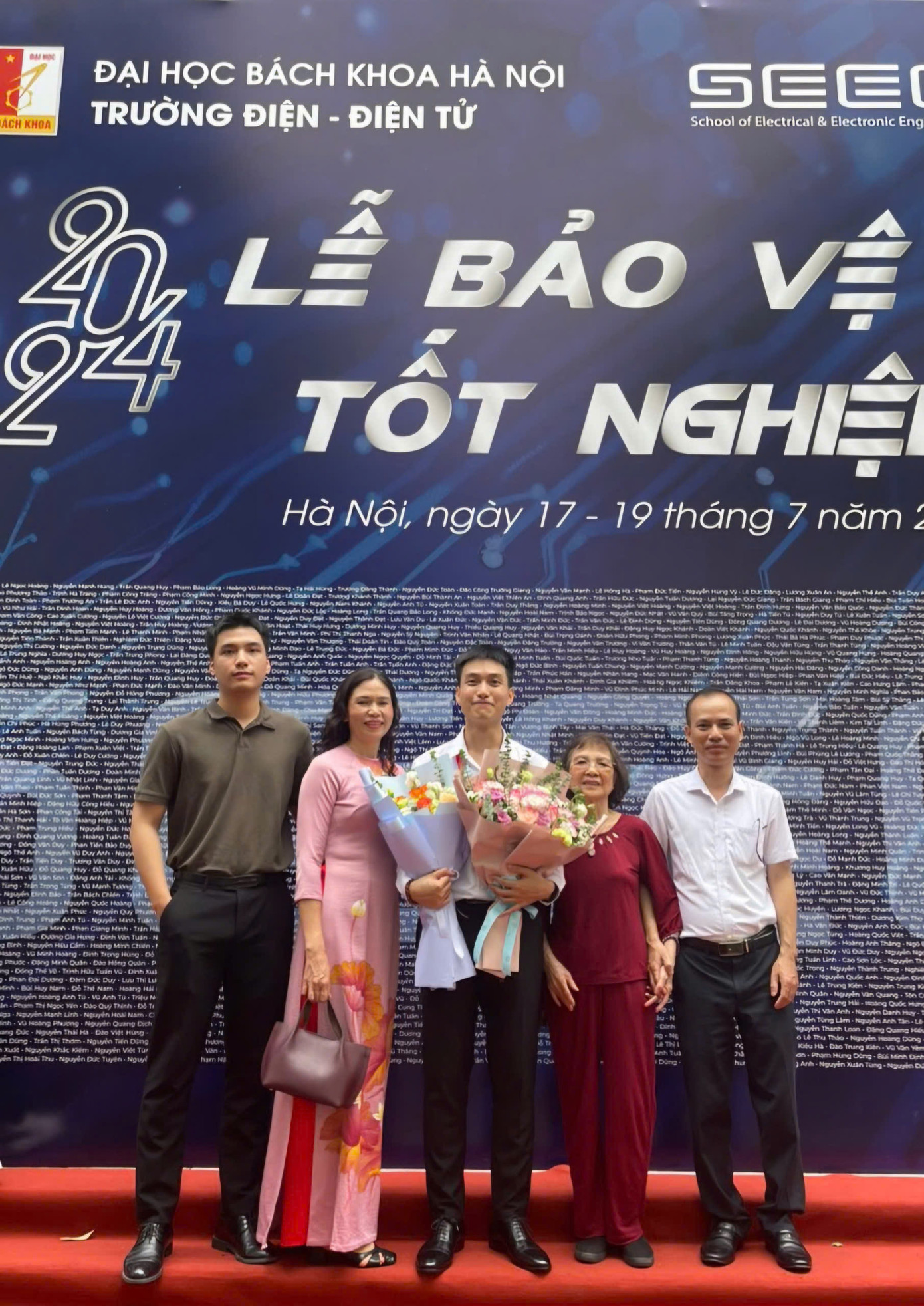 Hiếu và gia đình tại buổi lễ bảo vệ tốt nghiệp.