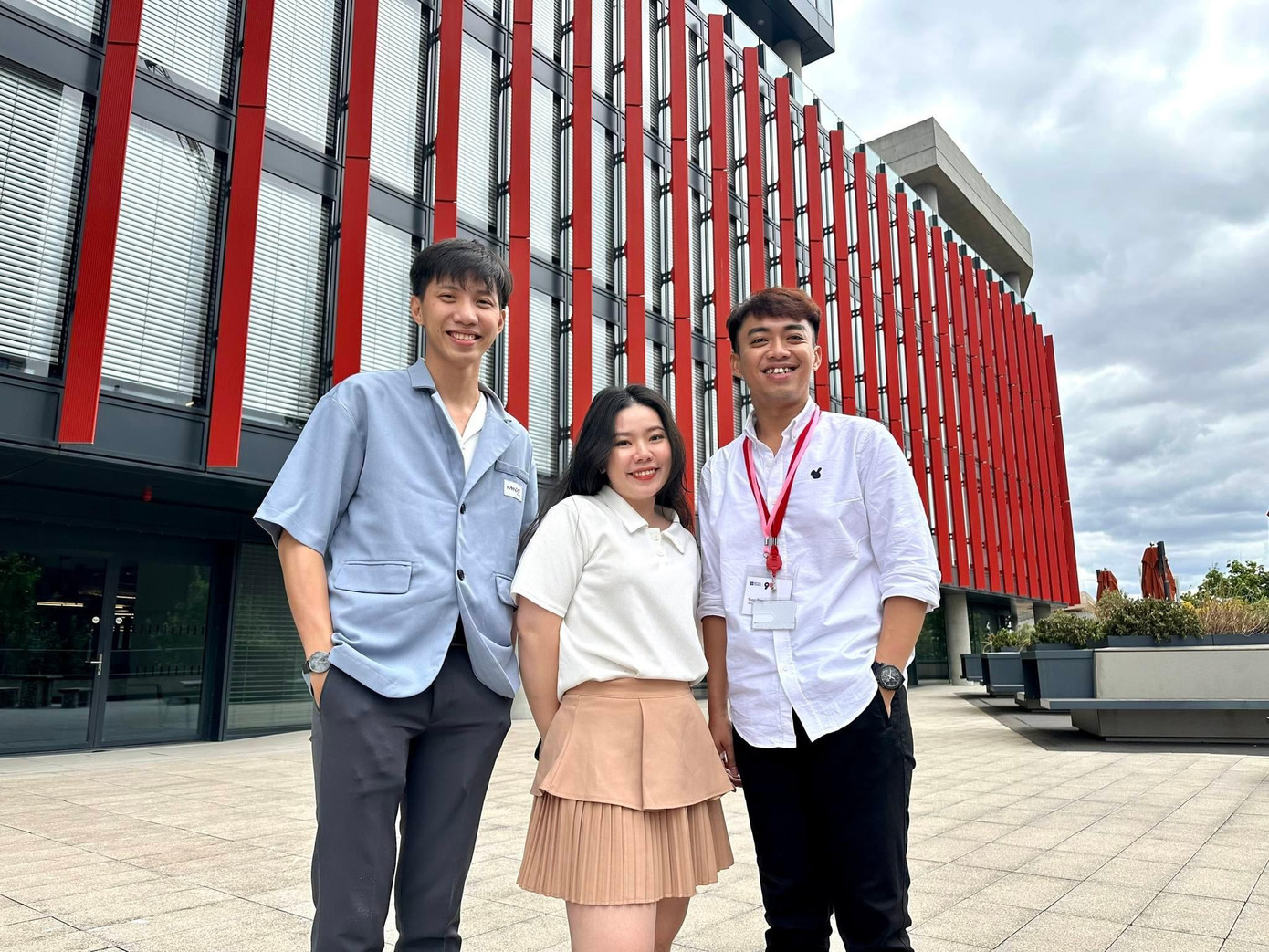 Hoàng Long (bên trái, ngoài cùng) và các đại diện lãnh đạo trẻ Việt Nam tham gia 90 Youth Voices for the Future, tại Anh quốc Hoàng Long (bên trái, ngoài cùng) và các đại diện lãnh đạo trẻ Việt Nam tham gia 90 Youth Voices for the Future, tại Anh quốc