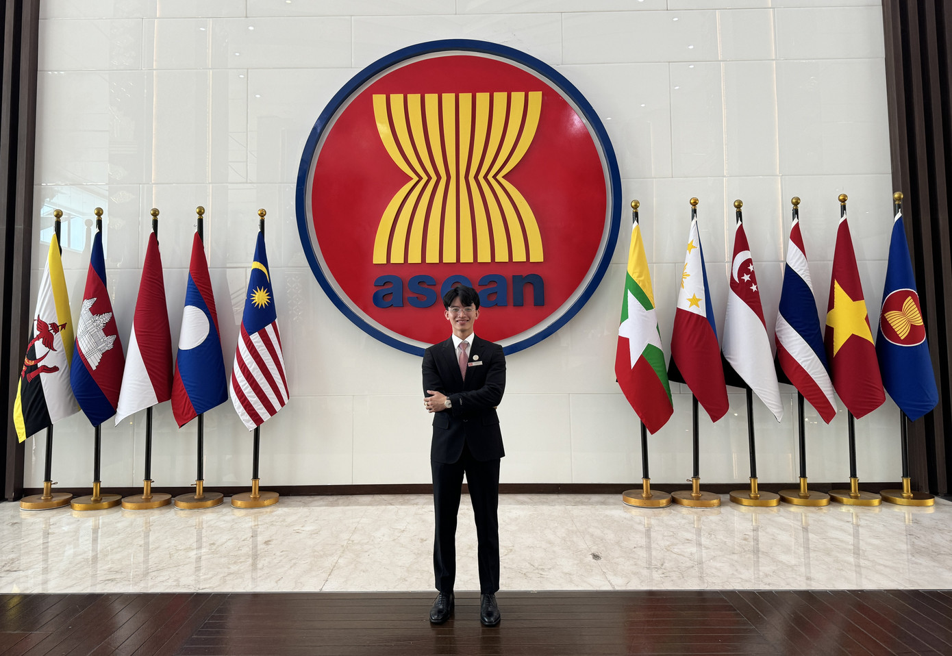 Lê Huỳnh Đức có cơ hội tham quan tại trụ sở ASEAN Jakarta (Indonesia).