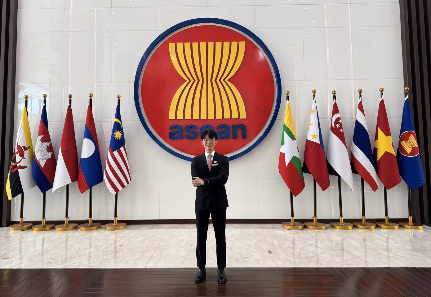 Lê Huỳnh Đức có cơ hội tham quan tại trụ sở ASEAN Jakarta (Indonesia). Lê Huỳnh Đức có cơ hội tham quan tại trụ sở ASEAN Jakarta (Indonesia).