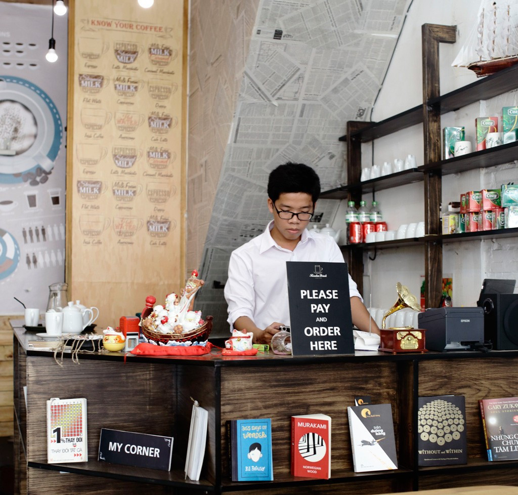 Do đặc thù công việc bán thời gian nên Tâm có thể thương lượng với cửa hàng để linh hoạt xếp ca làm việc trong ngày, phân bố thời gian để vừa làm, vừa học và nghỉ ngơi. Do đặc thù công việc bán thời gian nên Tâm có thể thương lượng với cửa hàng để linh hoạt xếp ca làm việc trong ngày, phân bố thời gian để vừa làm, vừa học và nghỉ ngơi.