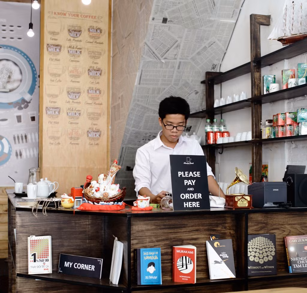 Do đặc thù công việc bán thời gian nên Tâm có thể thương lượng với cửa hàng để linh hoạt xếp ca làm việc trong ngày, phân bố thời gian để vừa làm, vừa học và nghỉ ngơi. Do đặc thù công việc bán thời gian nên Tâm có thể thương lượng với cửa hàng để linh hoạt xếp ca làm việc trong ngày, phân bố thời gian để vừa làm, vừa học và nghỉ ngơi.