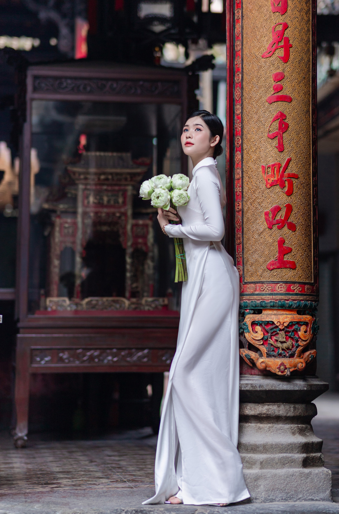 Một bạn trẻ diện trang phục áo dài truyền thống lưu giữ kỷ niệm đẹp tại chùa bà Thiên Hậu (Q. 5, TP. HCM). Ảnh: Hứa Hồng Phúc