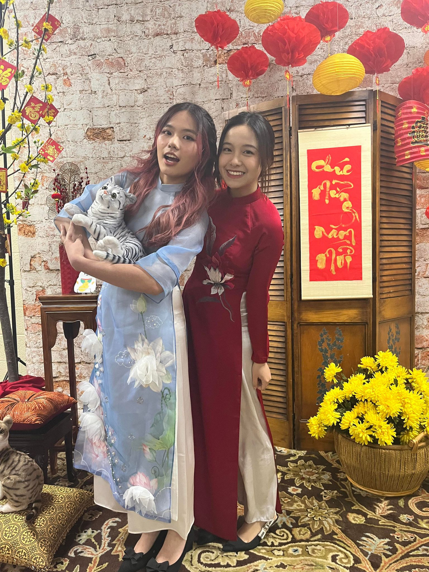 Minh Như (bên phải) mặc áo dài truyền thống Việt Nam.