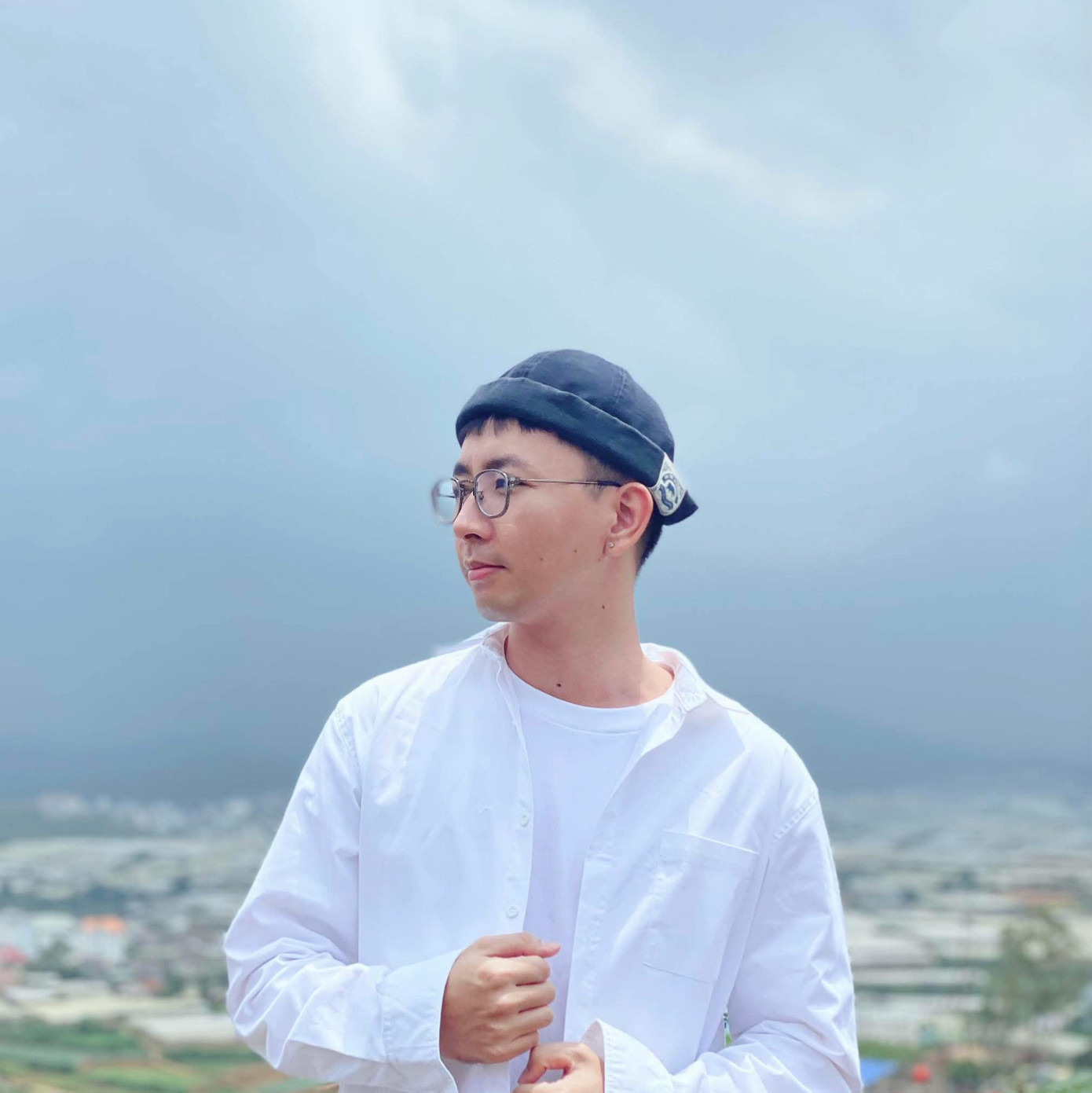 Hữu Thắng nói thêm: "Xem video của Khang, mình tưởng, nguyên xóm là diễn viên Hollywood không ấy. Ê kíp quá hùng hậu." Hữu Thắng nói thêm: "Xem video của Khang, mình tưởng, nguyên xóm là diễn viên Hollywood không ấy. Ê kíp quá hùng hậu."