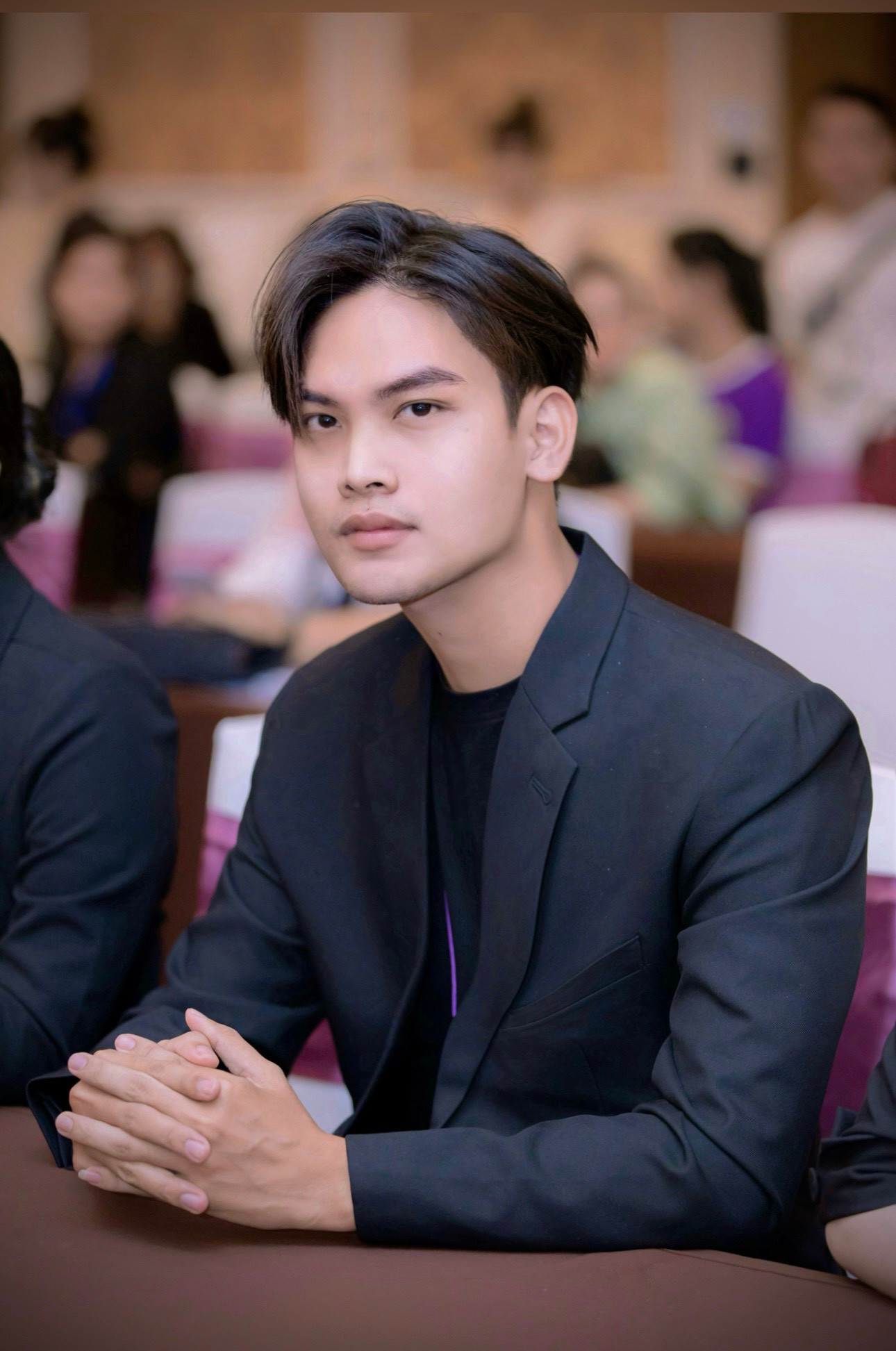 Họa sĩ tài năng Võ Quốc Vẹn với những loạt tranh vẽ chân dung đầy ấn tượng. Họa sĩ tài năng Võ Quốc Vẹn với những loạt tranh vẽ chân dung đầy ấn tượng.