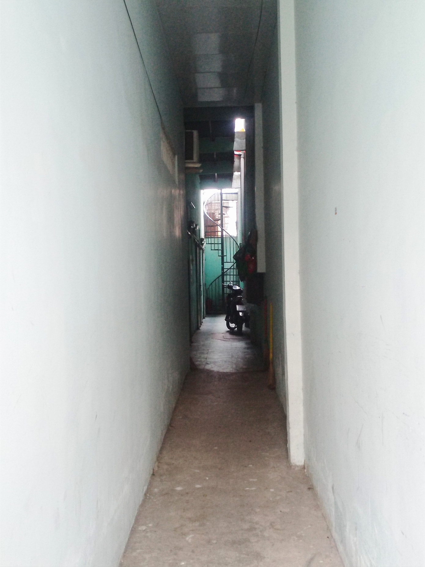 Với những khu trọ có lối đi chung nhỏ hẹp thì các bạn nên xem khu vực đó có lối thoát hiểm khác hay không, chú ý lên sẵn phương án thoát hiểm khi có sự cố. Với những khu trọ có lối đi chung nhỏ hẹp thì các bạn nên xem khu vực đó có lối thoát hiểm khác hay không, chú ý lên sẵn phương án thoát hiểm khi có sự cố.