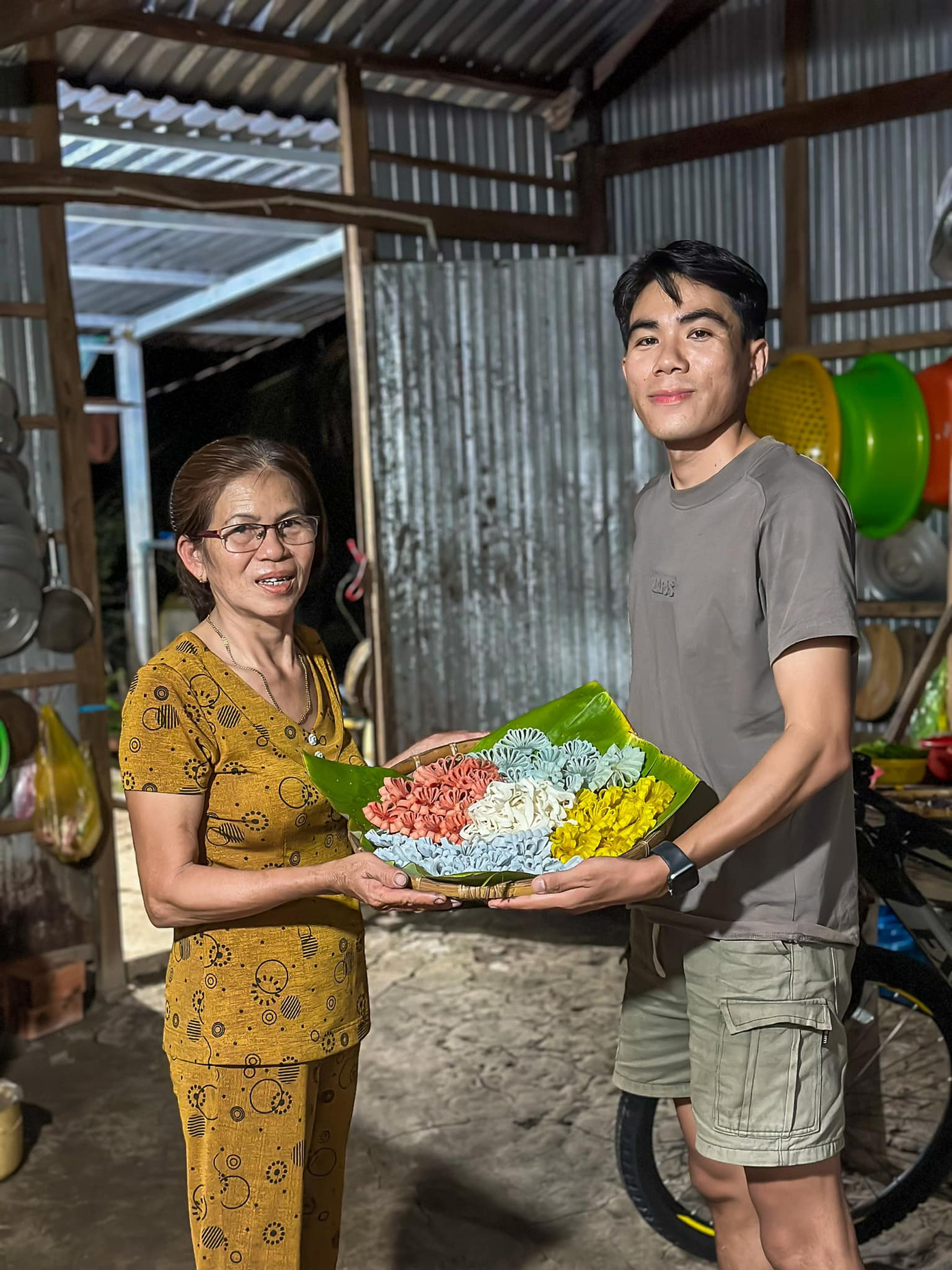 Văn Tình cùng mẹ vào bếp làm món mứt dừa hoa cúc ngũ sắc, chuẩn bị đón Tết.