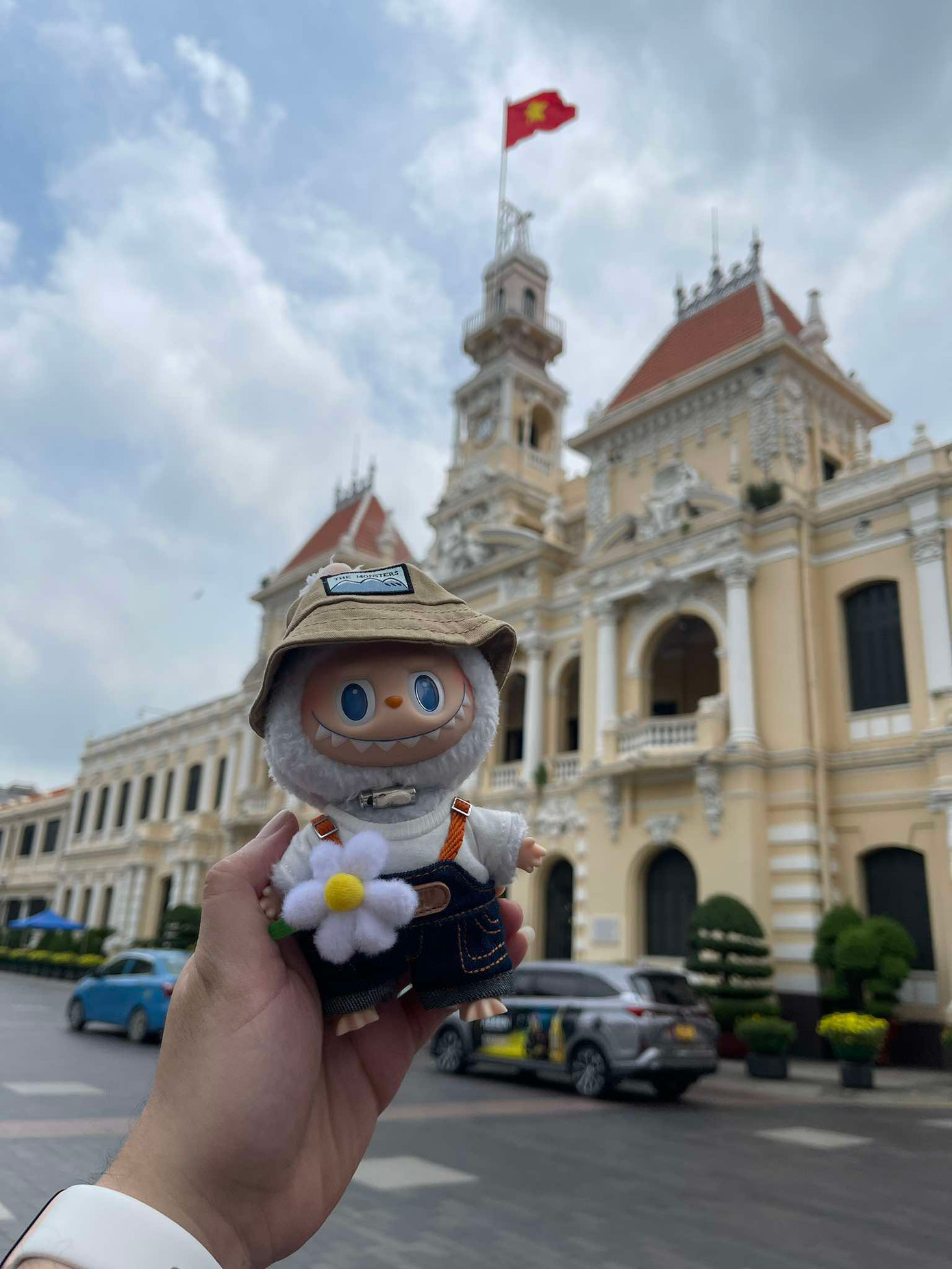 Nếu có điều kiện thì các bạn hãy đặt mua Labubu trên trang web chính hãng để tránh 'tiền mất tật mang'.