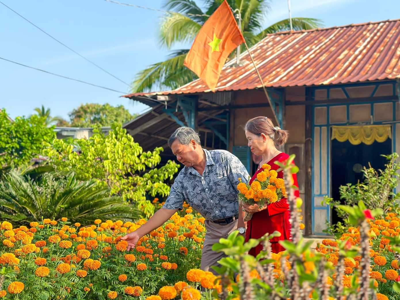 Toàn bộ khung cảnh, hình ảnh trong bộ ảnh đều được thực hiện không gian vườn hoa trước sân của cha mẹ Đỗ Văn Tình.