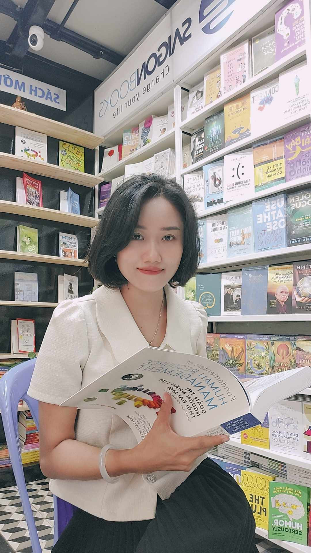 Cẩm Tú đang làm thêm công việc tại nhà sách. Cẩm Tú đang làm thêm công việc tại nhà sách.