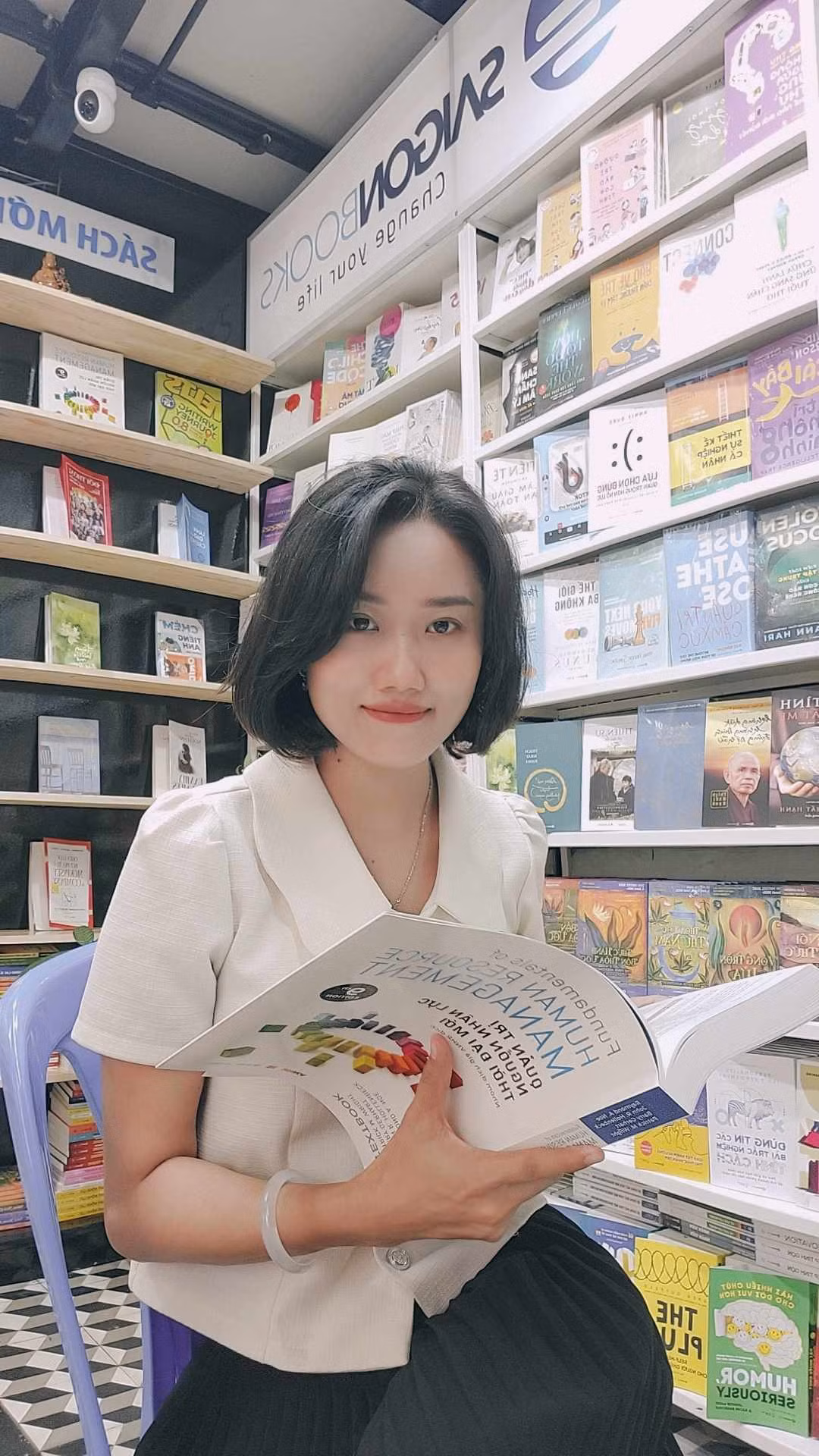Cẩm Tú đang làm thêm công việc tại nhà sách.