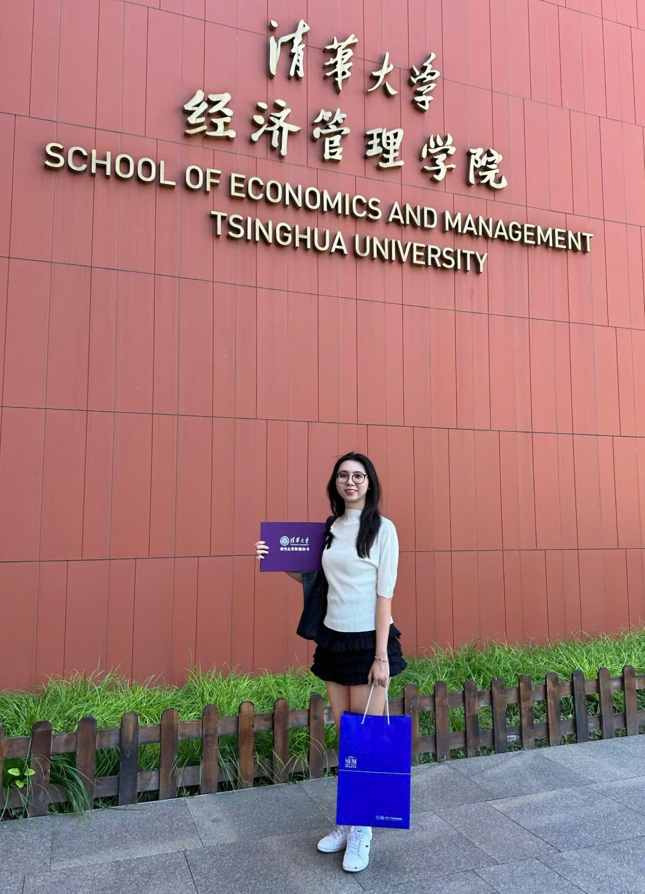 Nữ sinh nhập học thạc sĩ tại ĐH Thanh Hoa, Trung Quốc. Nữ sinh nhập học thạc sĩ tại ĐH Thanh Hoa, Trung Quốc.