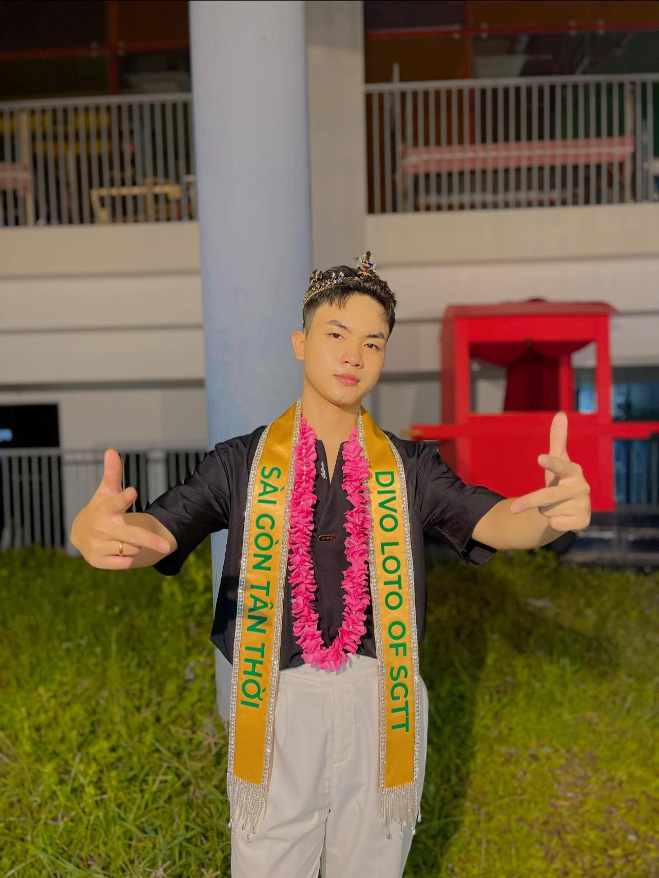 Trần Thanh Phú đang làm công việc trợ lý sản xuất phim kiêm trợ lý đạo diễn, diễn viên Lộ Lộ. Trần Thanh Phú đang làm công việc trợ lý sản xuất phim kiêm trợ lý đạo diễn, diễn viên Lộ Lộ.