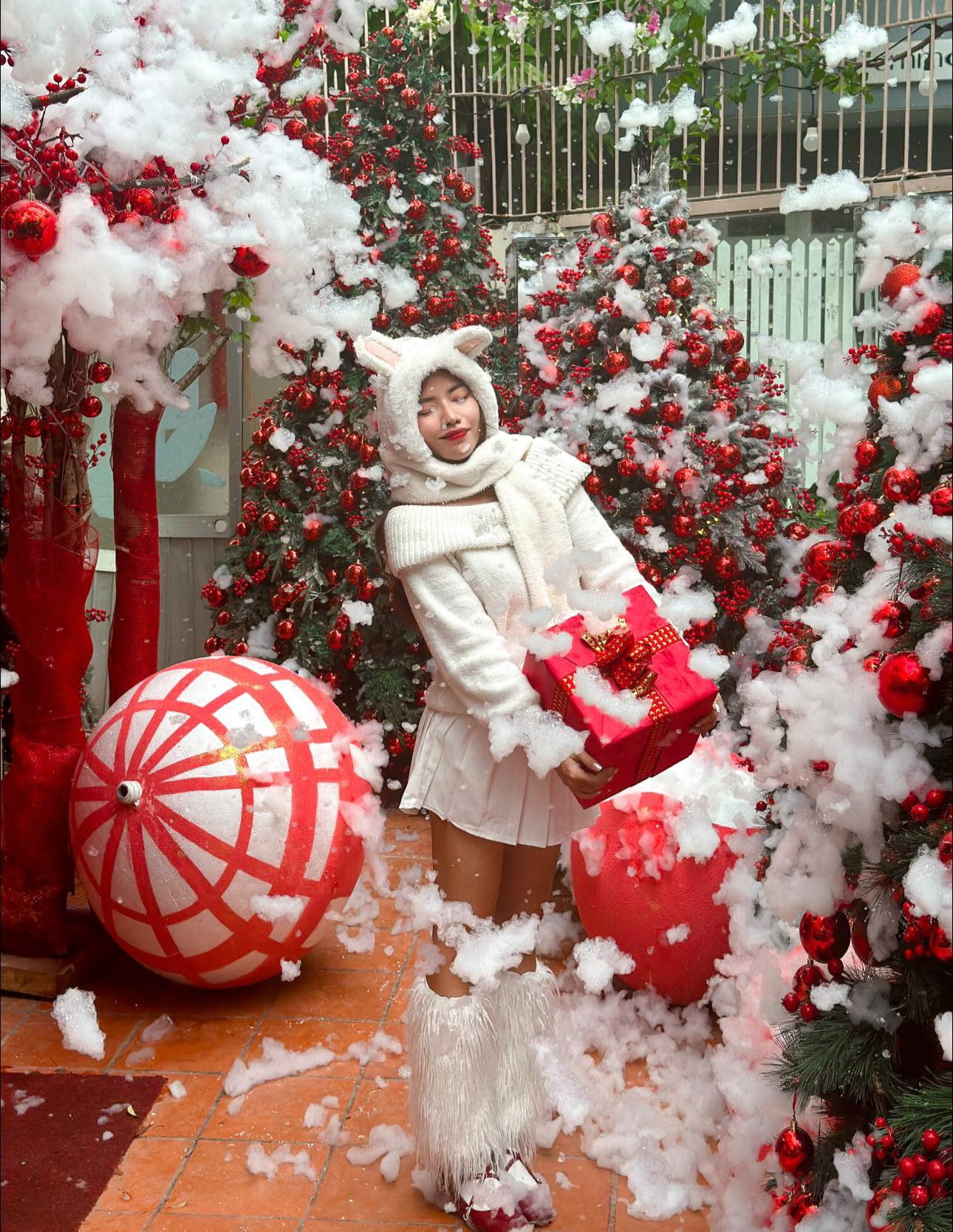 Một số không gian được trang hoàng theo chủ đề đêm Noel, có "mưa tuyết" luôn thu hút đông đảo các bạn trẻ đến check-in sớm.