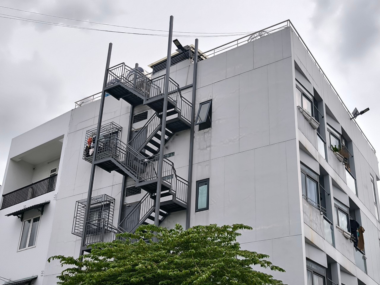 Khi tìm thuê trọ, các bạn nên ưu tiên quan sát lối thoát hiểm, cầu thang thoát hiểm. Như trong hình là một căn hộ mini cho thuê có lối thoát hiểm, giá cả có thể 'nhỉnh' hơn nhưng đảm bảo an toàn PCCC. Khi tìm thuê trọ, các bạn nên ưu tiên quan sát lối thoát hiểm, cầu thang thoát hiểm. Như trong hình là một căn hộ mini cho thuê có lối thoát hiểm, giá cả có thể 'nhỉnh' hơn nhưng đảm bảo an toàn PCCC.