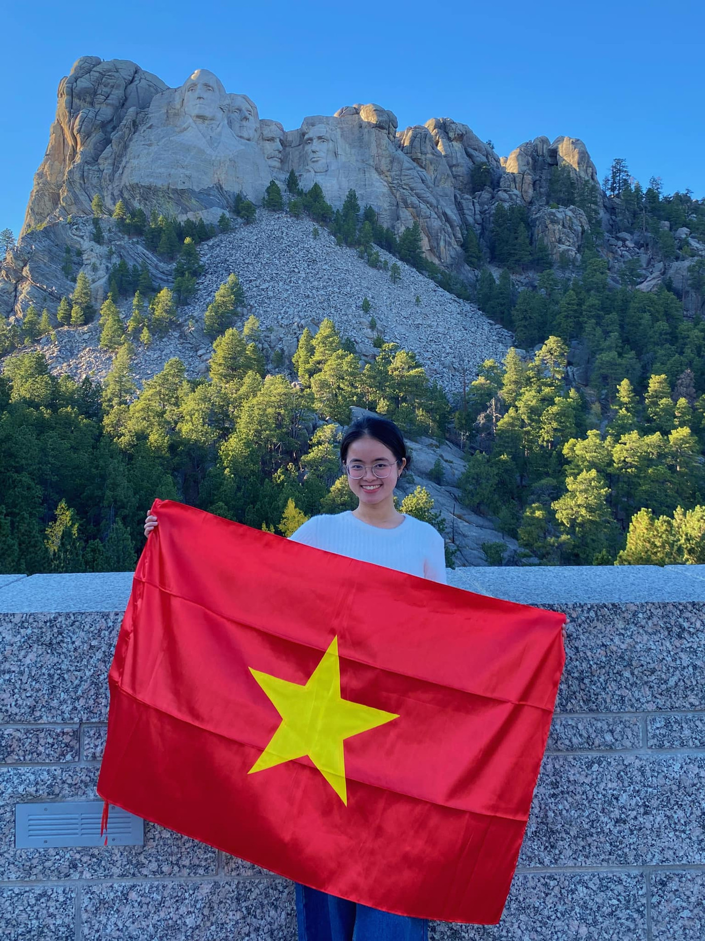 Gia Hảo tại Mount Rushmore, khu tưởng niệm quốc gia ở Pennington, bang South Dakota (Mỹ) Gia Hảo tại Mount Rushmore, khu tưởng niệm quốc gia ở Pennington, bang South Dakota (Mỹ)