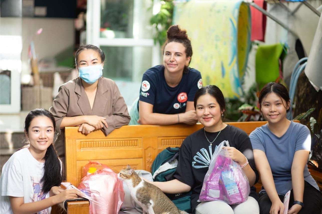 Khánh Ngân là thành viên sáng lập tổ chức phi lợi nhuận cứu trợ động vật "Furever Home"