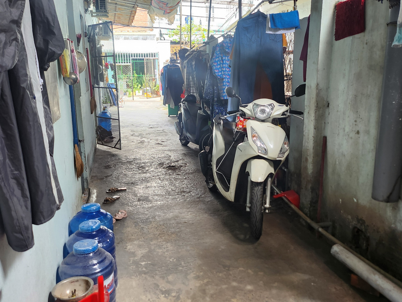 Lối đi chung cũng là lối thoát hiểm của các dãy trọ, các bạn sinh viên nên chọn các dãy trọ ít phòng hoặc lối chung đi hướng thẳng ra đường lớn. Lối đi chung cũng là lối thoát hiểm của các dãy trọ, các bạn sinh viên nên chọn các dãy trọ ít phòng hoặc lối chung đi hướng thẳng ra đường lớn.