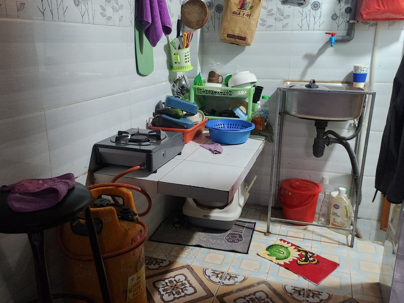 Diện tích phòng trọ nhỏ nên các vật dụng nấu ăn, thiết bị điện có dấu hiệu hư hỏng hoặc sử dụng lâu... cần được thay mới để đảm bảo an toàn khi sử dụng. Diện tích phòng trọ nhỏ nên các vật dụng nấu ăn, thiết bị điện có dấu hiệu hư hỏng hoặc sử dụng lâu... cần được thay mới để đảm bảo an toàn khi sử dụng.