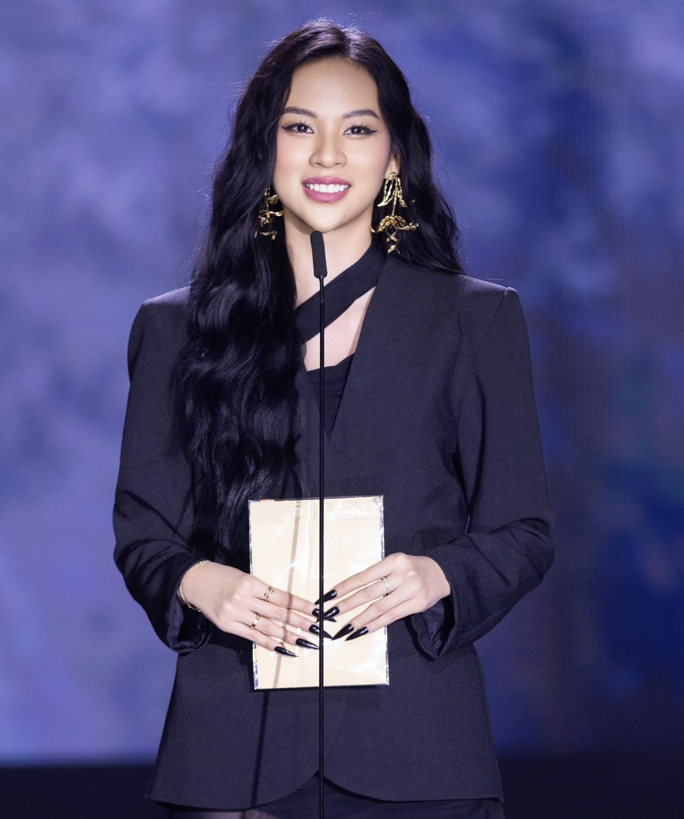 Người mẫu - ca sĩ Phí Phương Anh (ủng hộ 50 triệu đồng) chia sẻ: "Tuy chỉ là một phần đóng góp nhỏ nhưng Phí Phương Anh hy vọng phần nào có thể giúp đỡ và xoa dịu nỗi đau của đồng bào sau cơn bão. Mong rằng, trong tương lai, Việt Nam chúng ta không còn phải chịu bất kỳ tổn thất nào nữa và người dân sẽ sớm đứng lên mạnh mẽ hơn sau đợt thiên tai này”. Người mẫu - ca sĩ Phí Phương Anh (ủng hộ 50 triệu đồng) chia sẻ: "Tuy chỉ là một phần đóng góp nhỏ nhưng Phí Phương Anh hy vọng phần nào có thể giúp đỡ và xoa dịu nỗi đau của đồng bào sau cơn bão. Mong rằng, trong tương lai, Việt Nam chúng ta không còn phải chịu bất kỳ tổn thất nào nữa và người dân sẽ sớm đứng lên mạnh mẽ hơn sau đợt thiên tai này”.