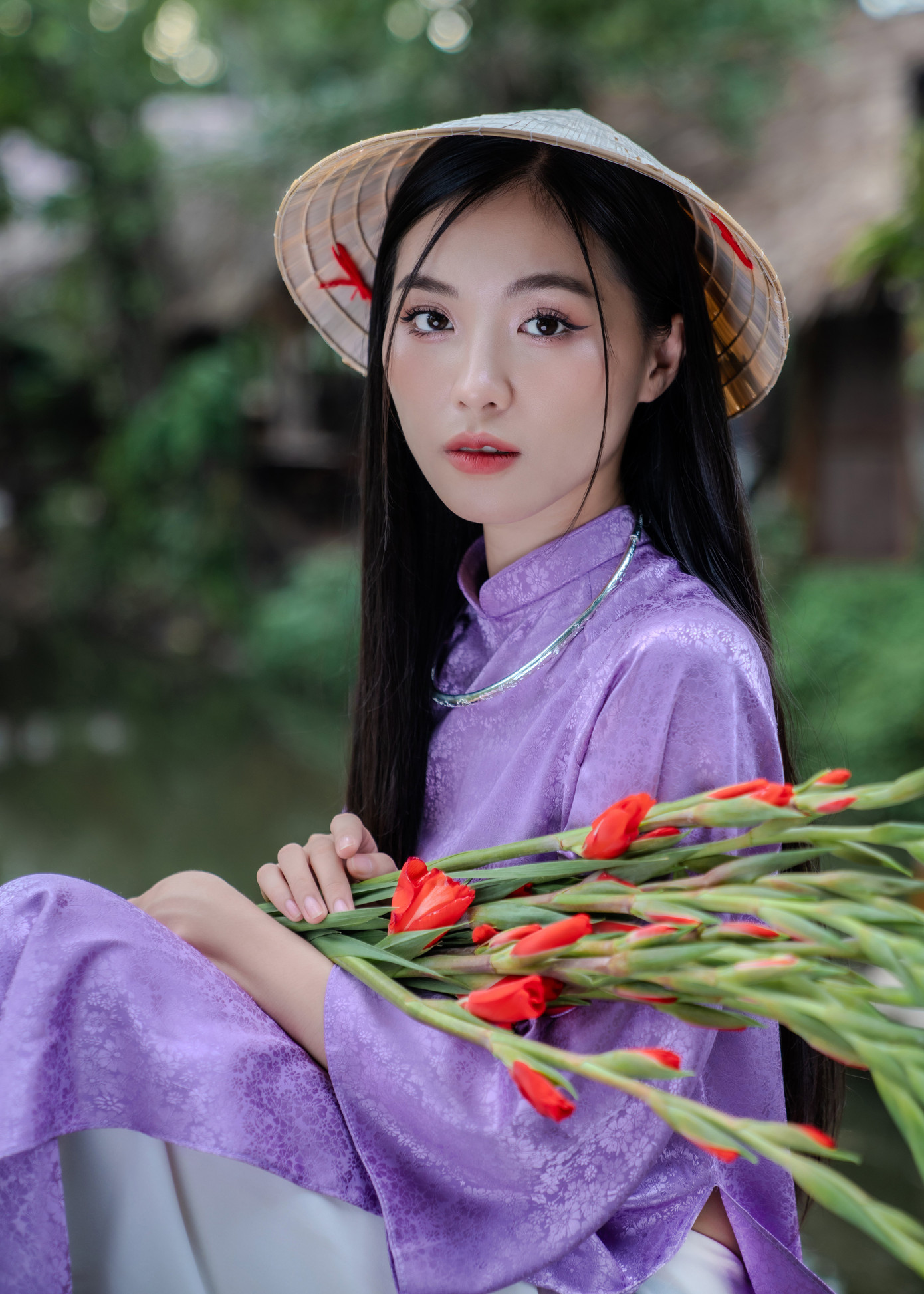 Dù chỉ mới tháng 12/2024, nhiều bạn trẻ đã "lên đồ" biến hóa thành "nàng thơ" trong trang phục áo dài truyền thống. Ảnh: Hứa Hồng Phúc