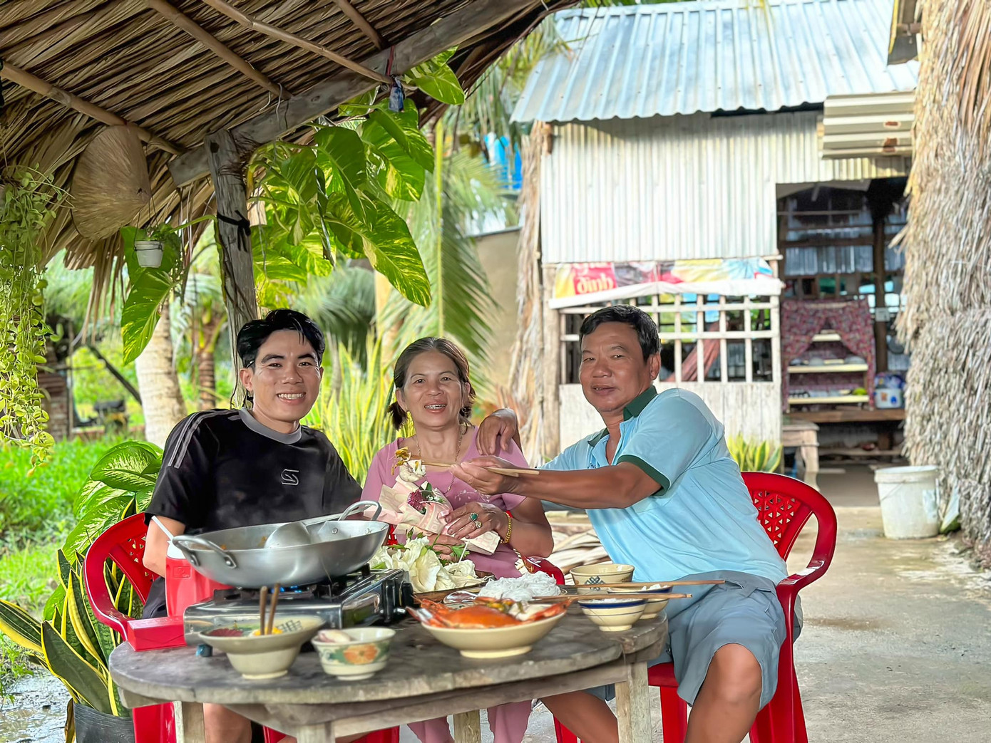Văn Tình và cha mẹ bên bữa cơm chiều sum họp gia đình.