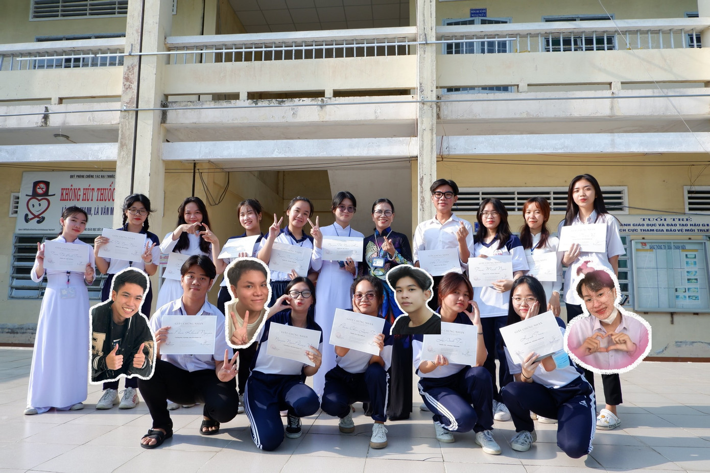 Phương Vy (hàng đầu, thứ 4 từ phải sang) cùng giáo viên trường và những người bạn. Phương Vy (hàng đầu, thứ 4 từ phải sang) cùng giáo viên trường và những người bạn.