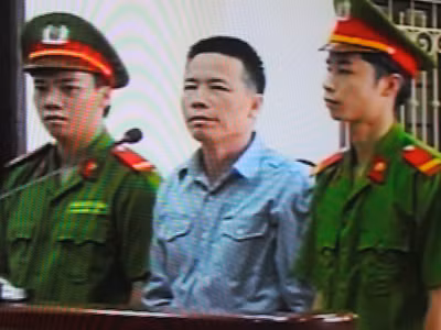 Bị cáo Đoàn Văn Vươn cho rằng hành vi của mình chỉ do vượt quá giới hạn phòng vệ chính đáng (ảnh chụp qua màn hình)
