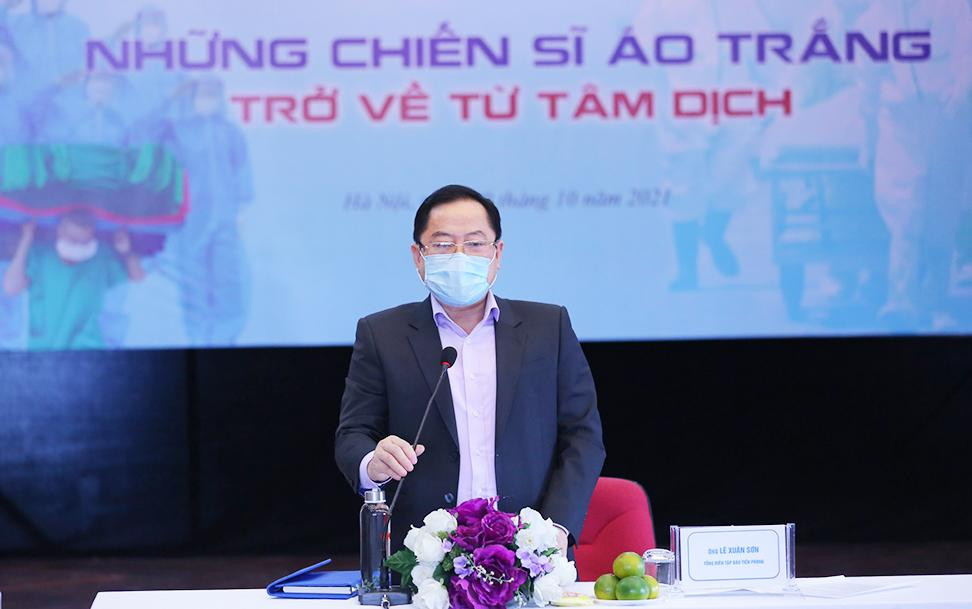 Nhà báo Lê Xuân Sơn – Tổng Biên tập Báo Tiền Phong, phát biểu khai mạc buổi tọa đàm. Ảnh: Trọng Tài